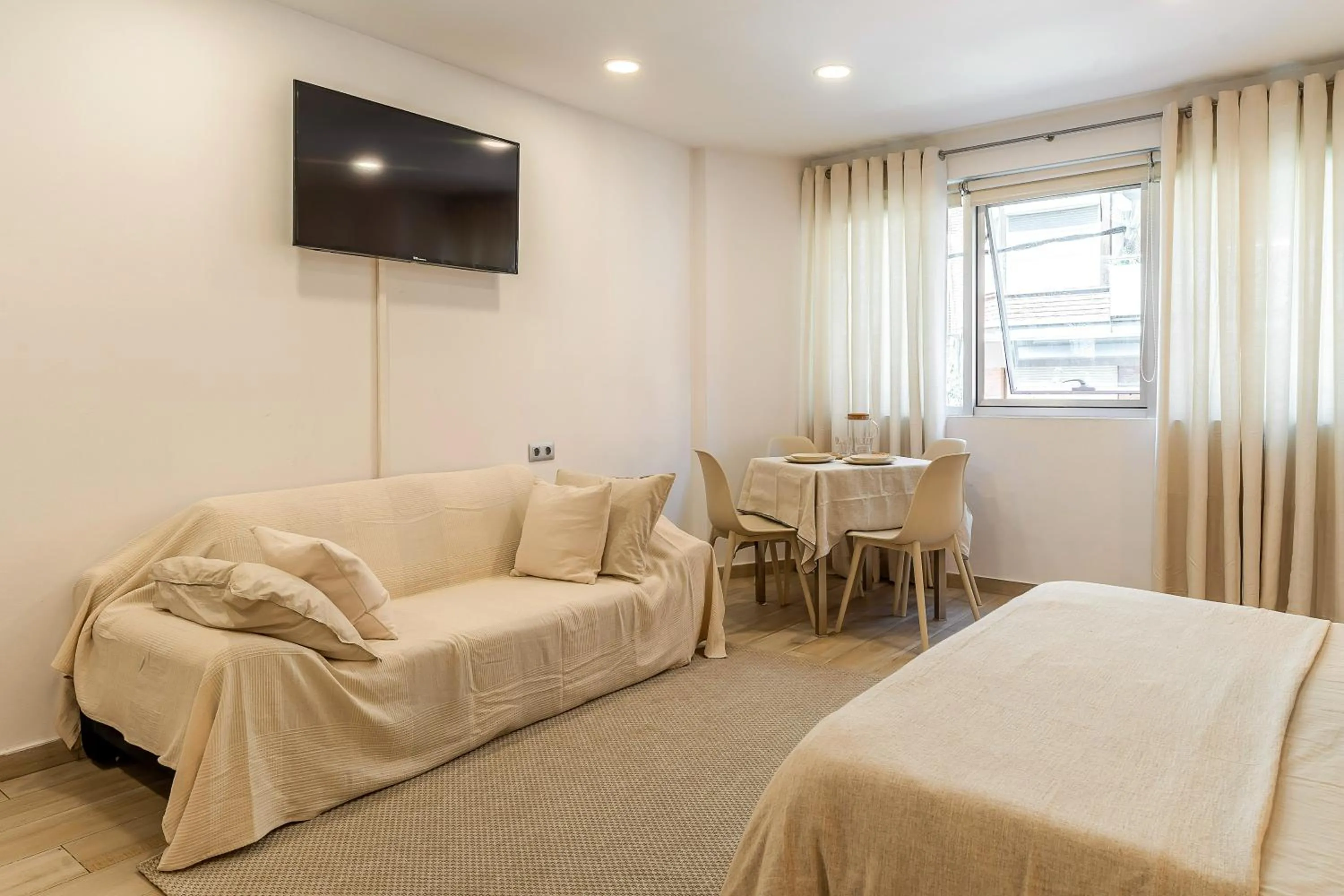 Dining area, Bed in Aparthotel Centric