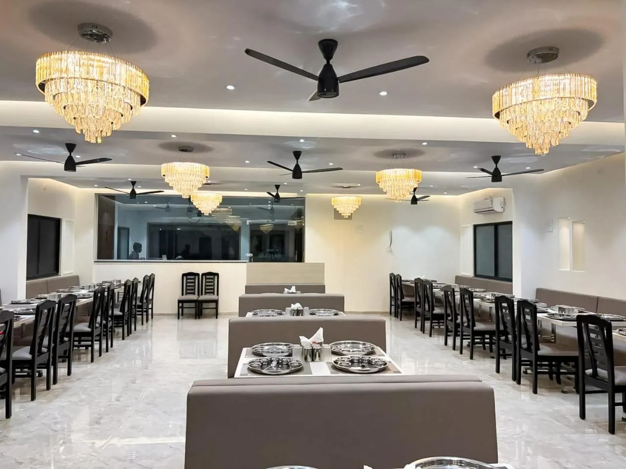 Restaurant/places to eat in Hotel Rajwada Aurangabad