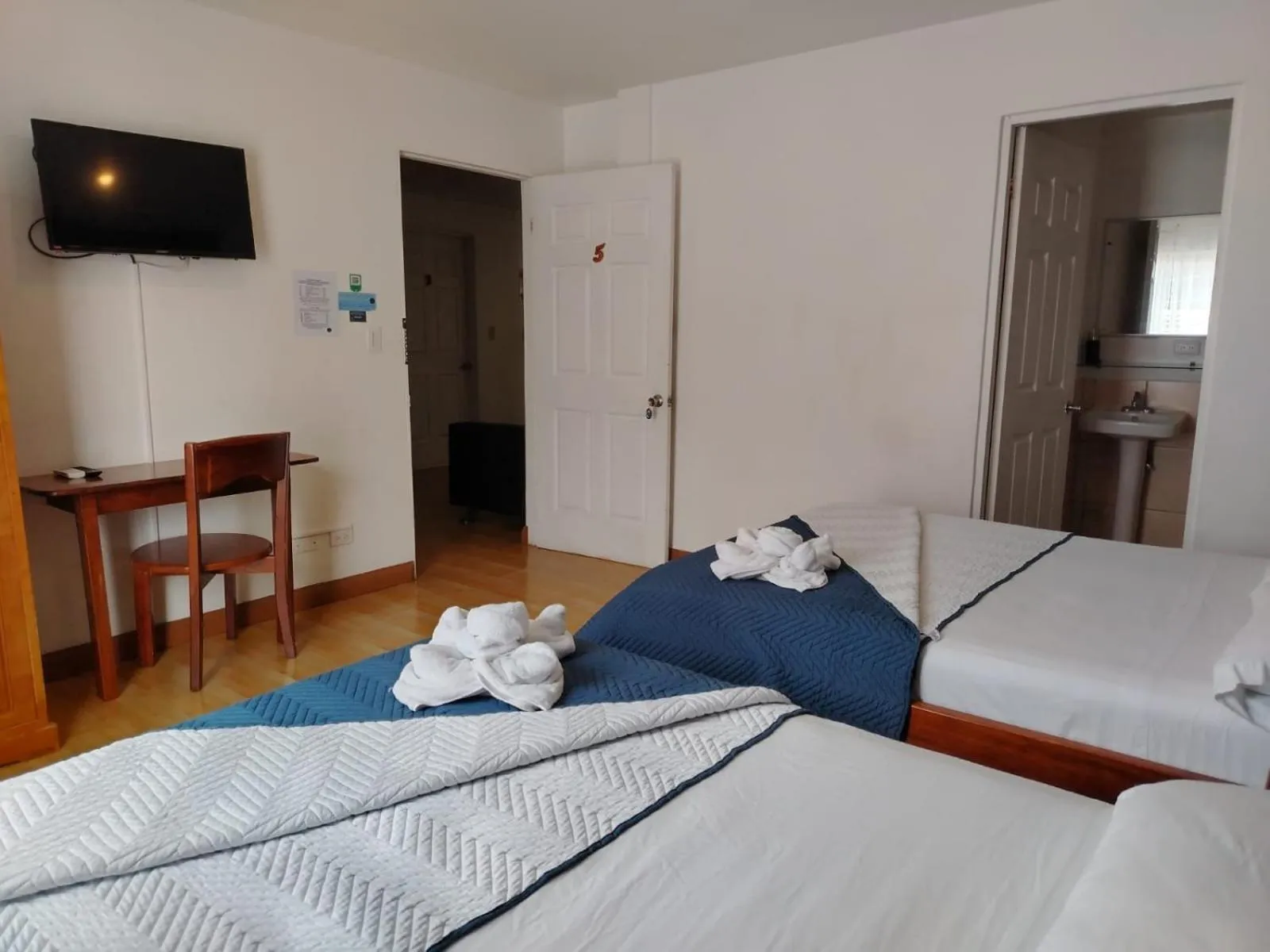 Property building, Bed in Park View Hotel & Restaurant