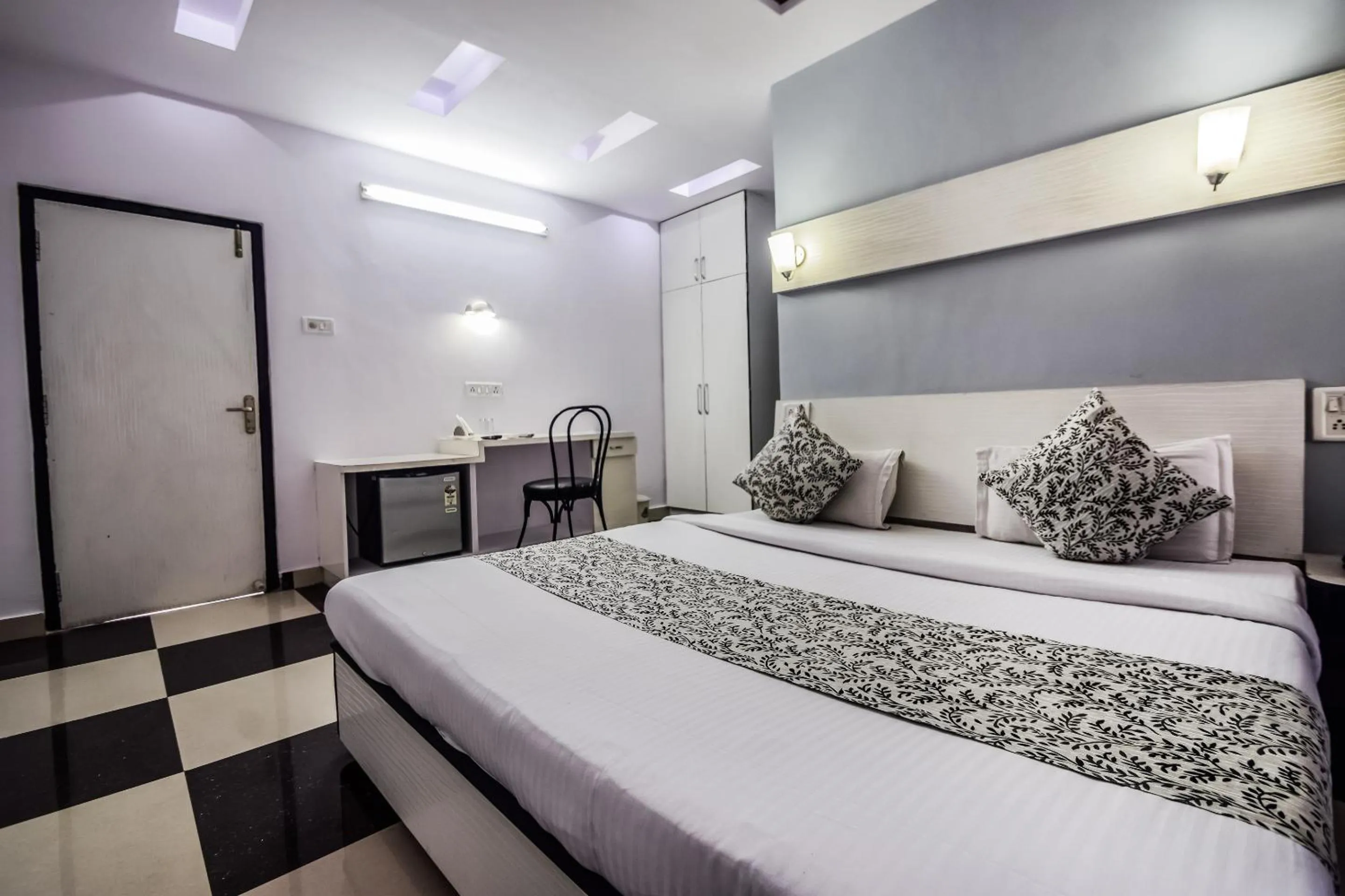 Photo of the whole room, Bed in Hotel The Space