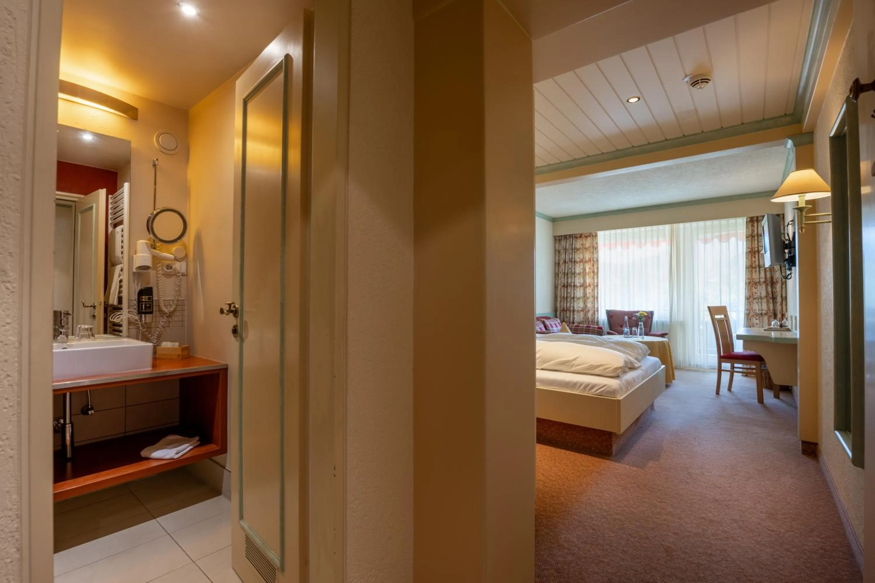 Toilet, Bed in Hotel Lamm Baiersbronn Mitteltal