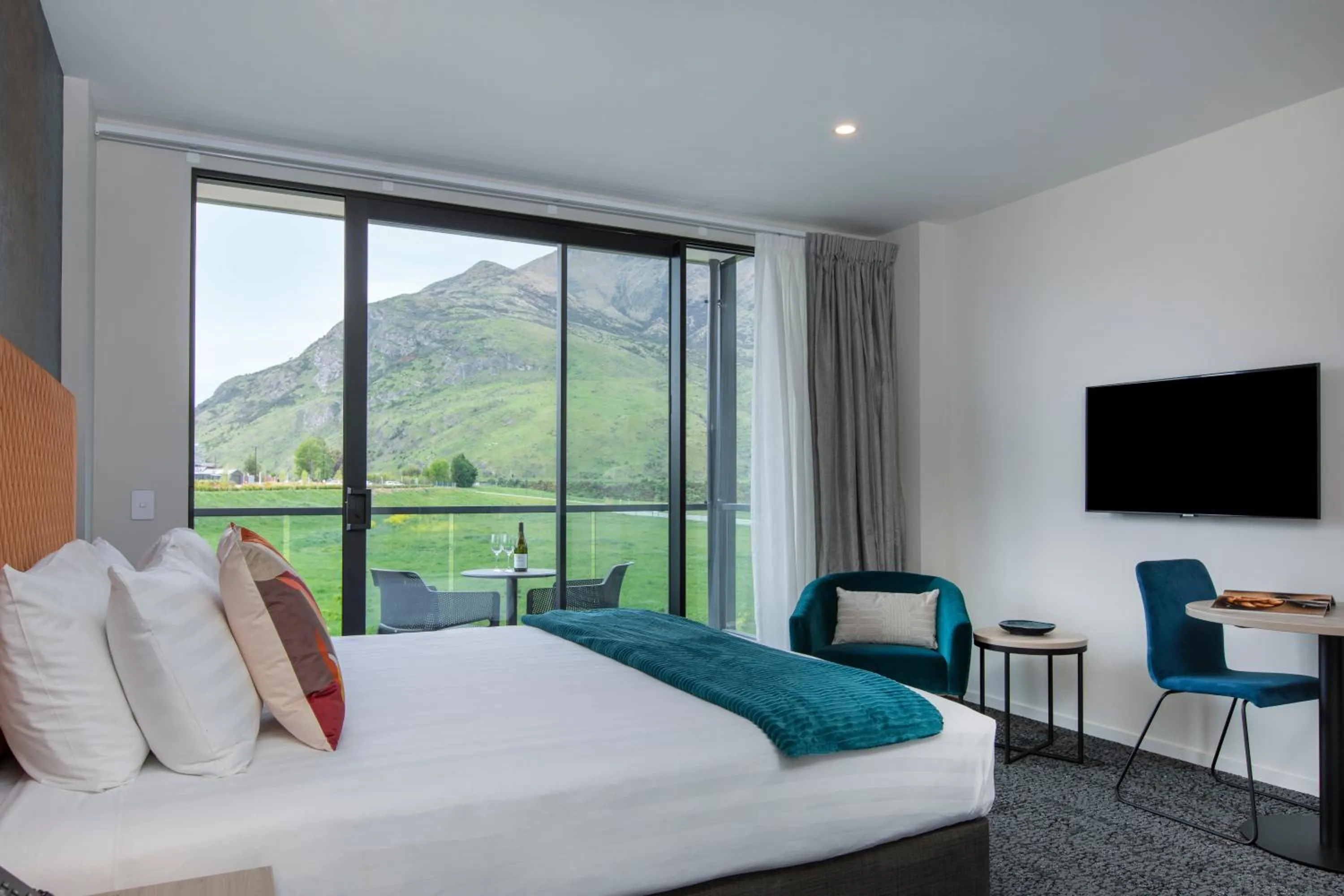 Photo of the whole room, Bed in Quest Queenstown Apartments Remarkables Park