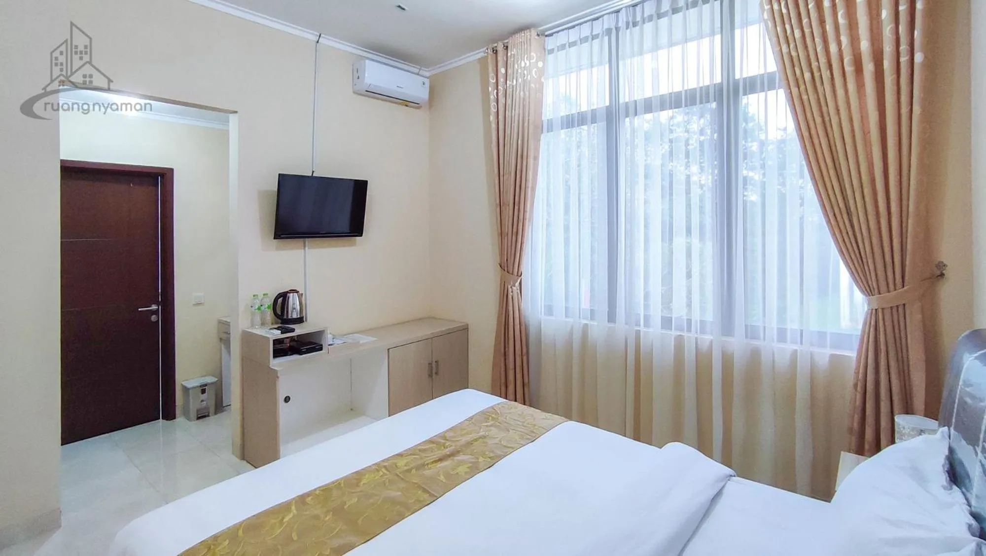 Bedroom, Bed in Atmosfer Guest House Sentul