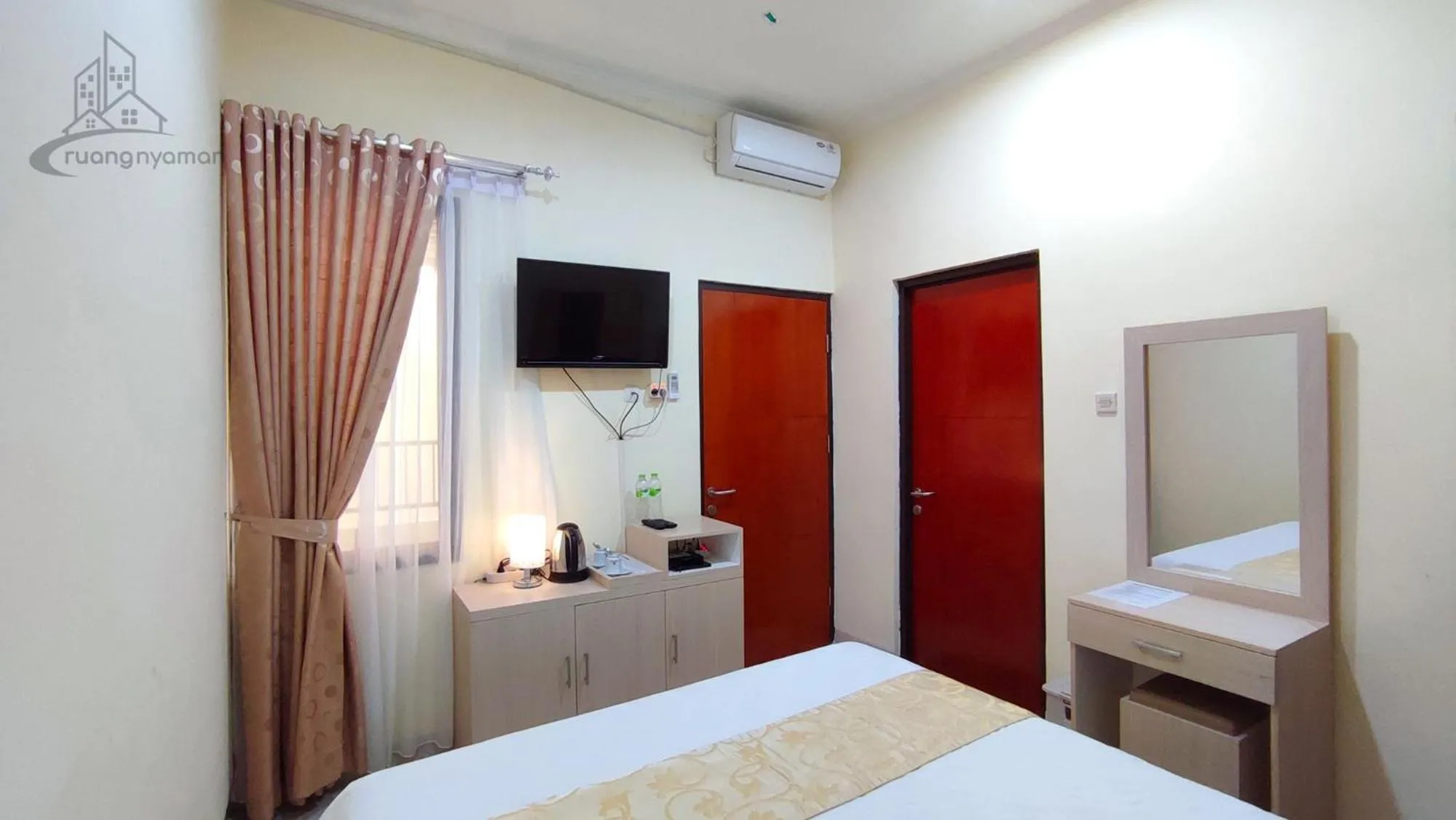 Communal lounge/ TV room, Bed in Atmosfer Guest House Sentul