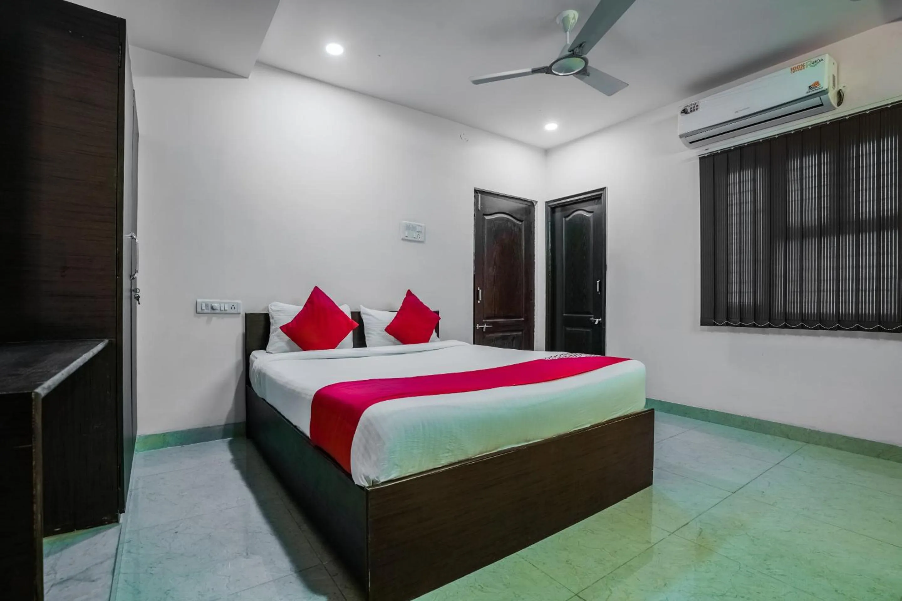 Bedroom, Bed in OYO Mint Leaves Near Alcazar Mall