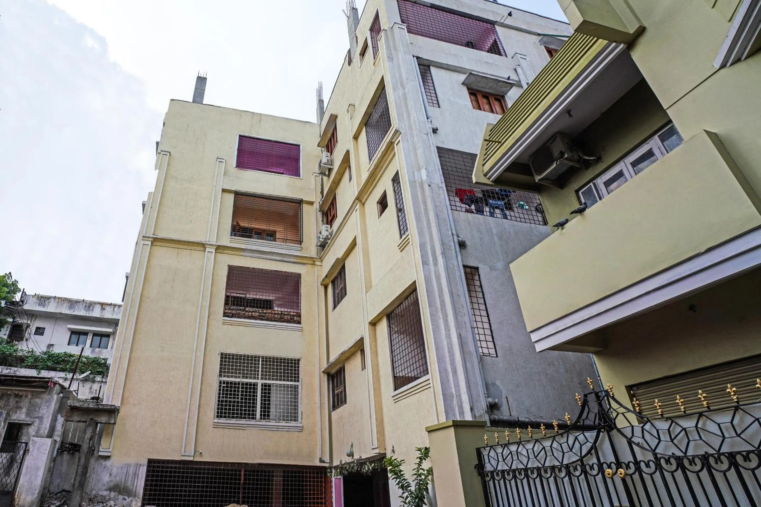 Facade/entrance, Property Building in OYO Mint Leaves Near Alcazar Mall