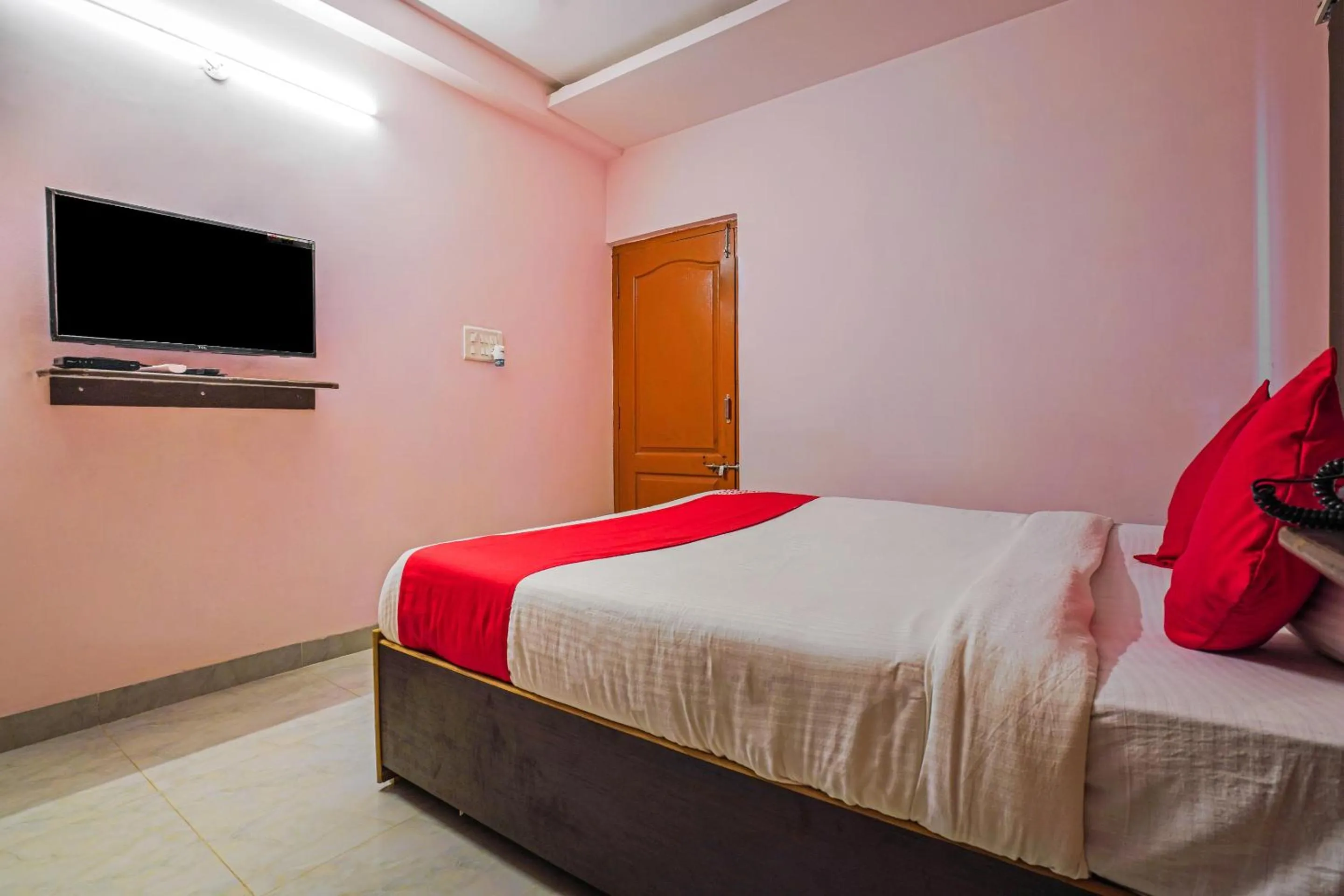 Bedroom, Bed in OYO Mint Leaves Near Alcazar Mall