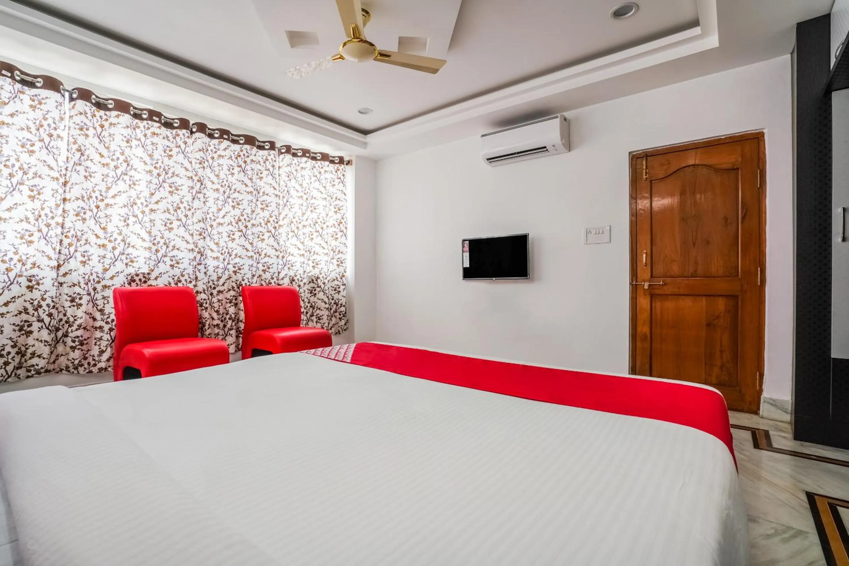 Bedroom, Bed in OYO Mint Leaves Near Alcazar Mall