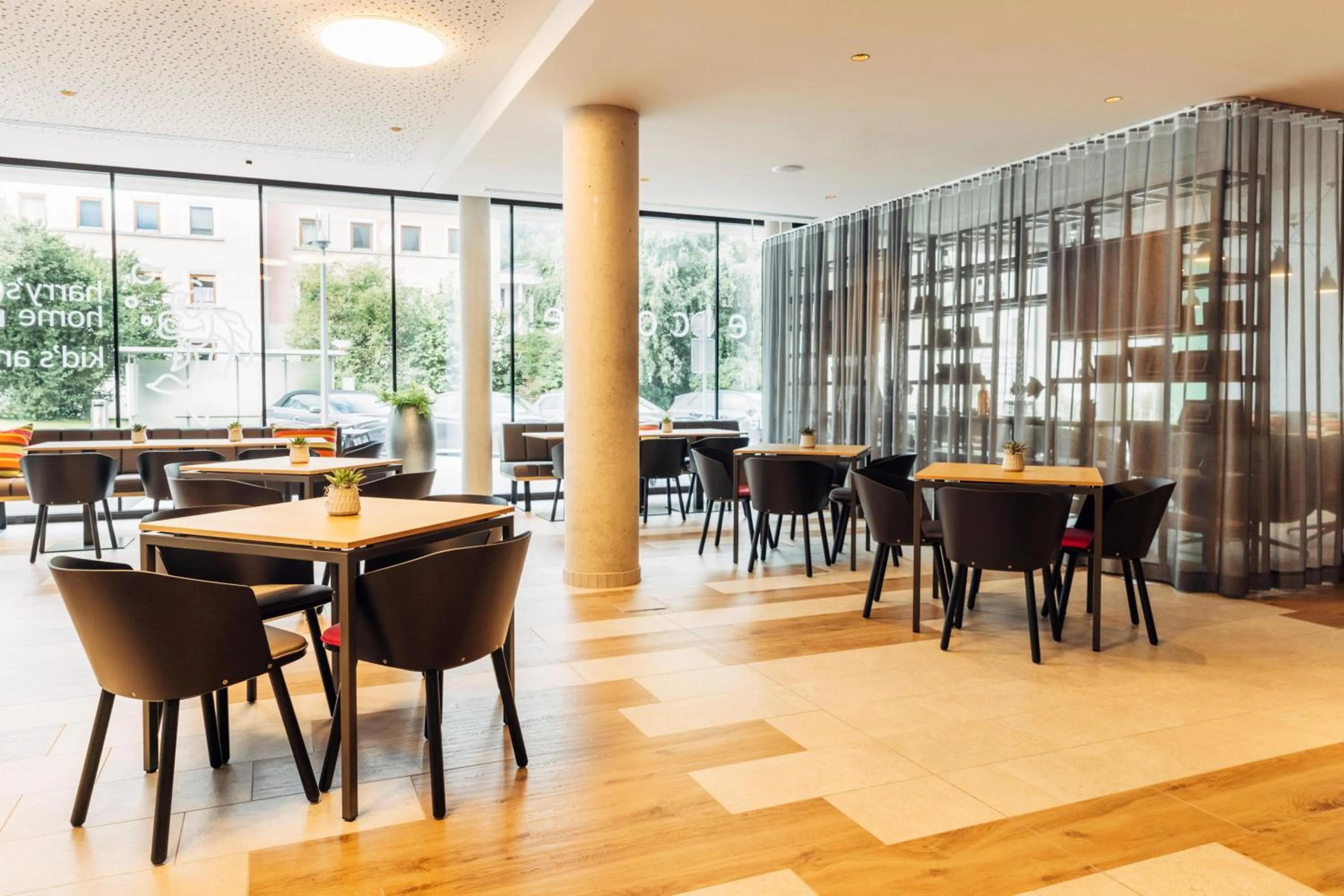 Restaurant/places to eat in harry's home Bischofshofen hotel & apartments