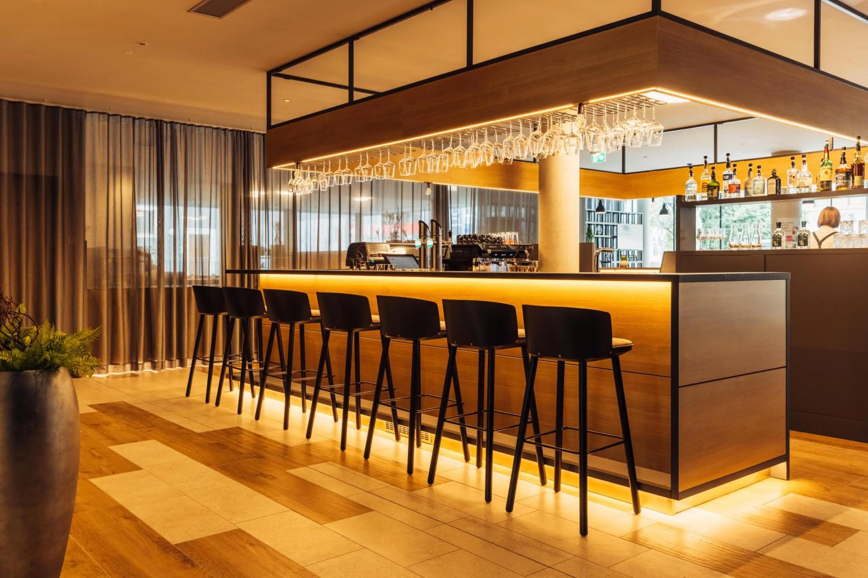 Lounge or bar in harry's home Bischofshofen hotel & apartments