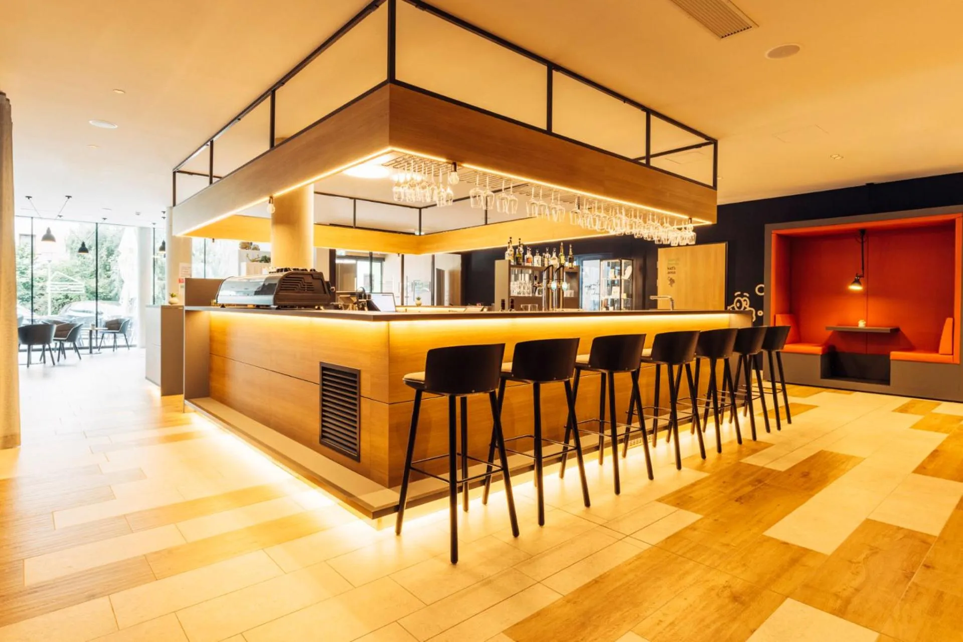 Lounge or bar in harry's home Bischofshofen hotel & apartments