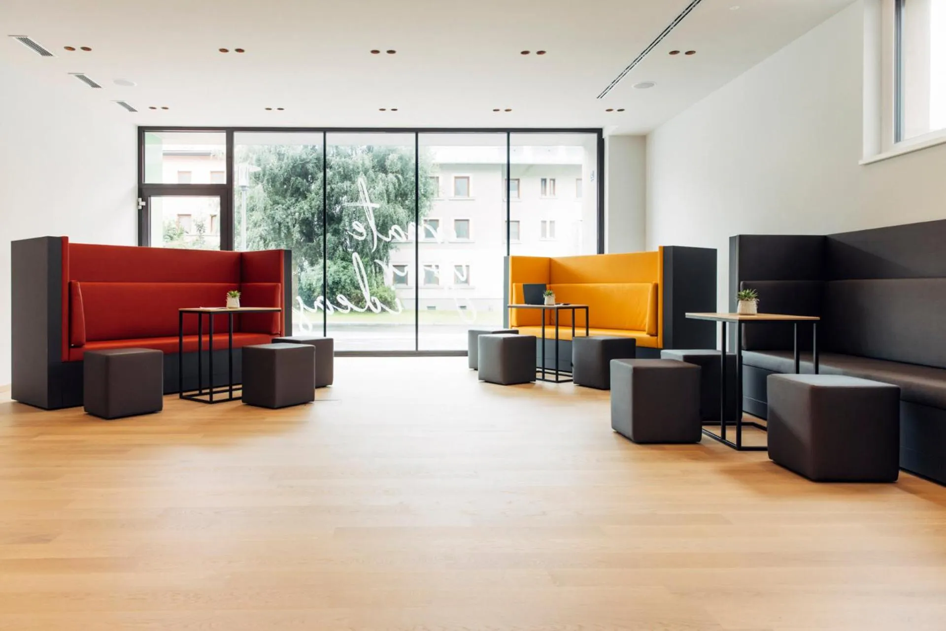 Communal lounge/ TV room in harry's home Bischofshofen hotel & apartments