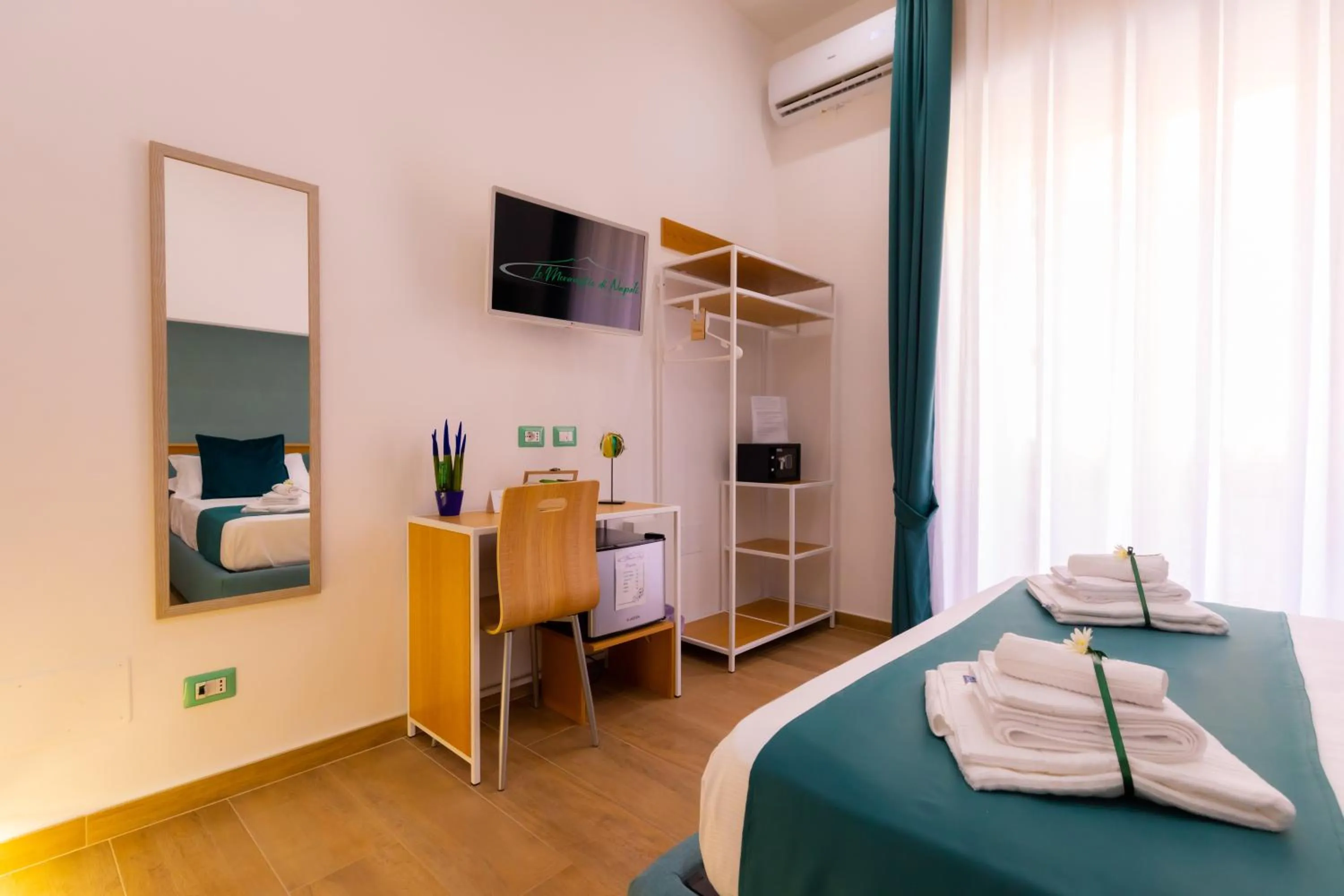 Photo of the whole room, Bed in Le Meraviglie Di Napoli