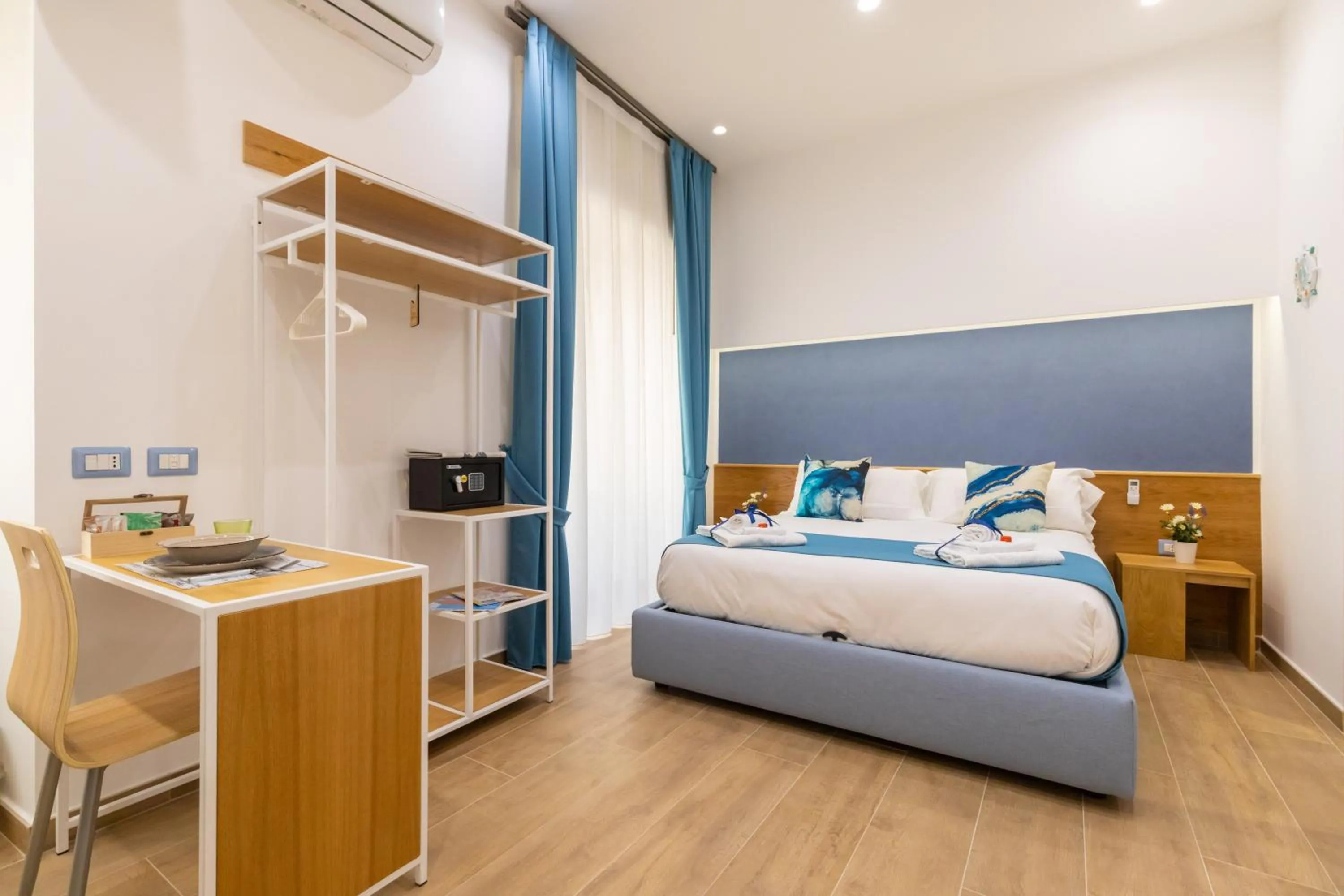 Photo of the whole room, Bed in Le Meraviglie Di Napoli