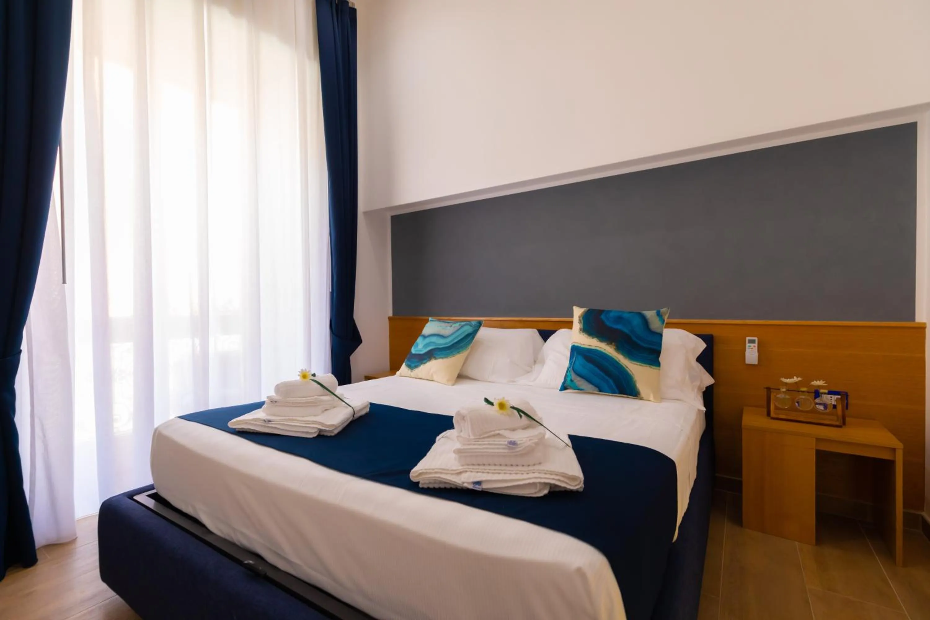 Photo of the whole room, Bed in Le Meraviglie Di Napoli