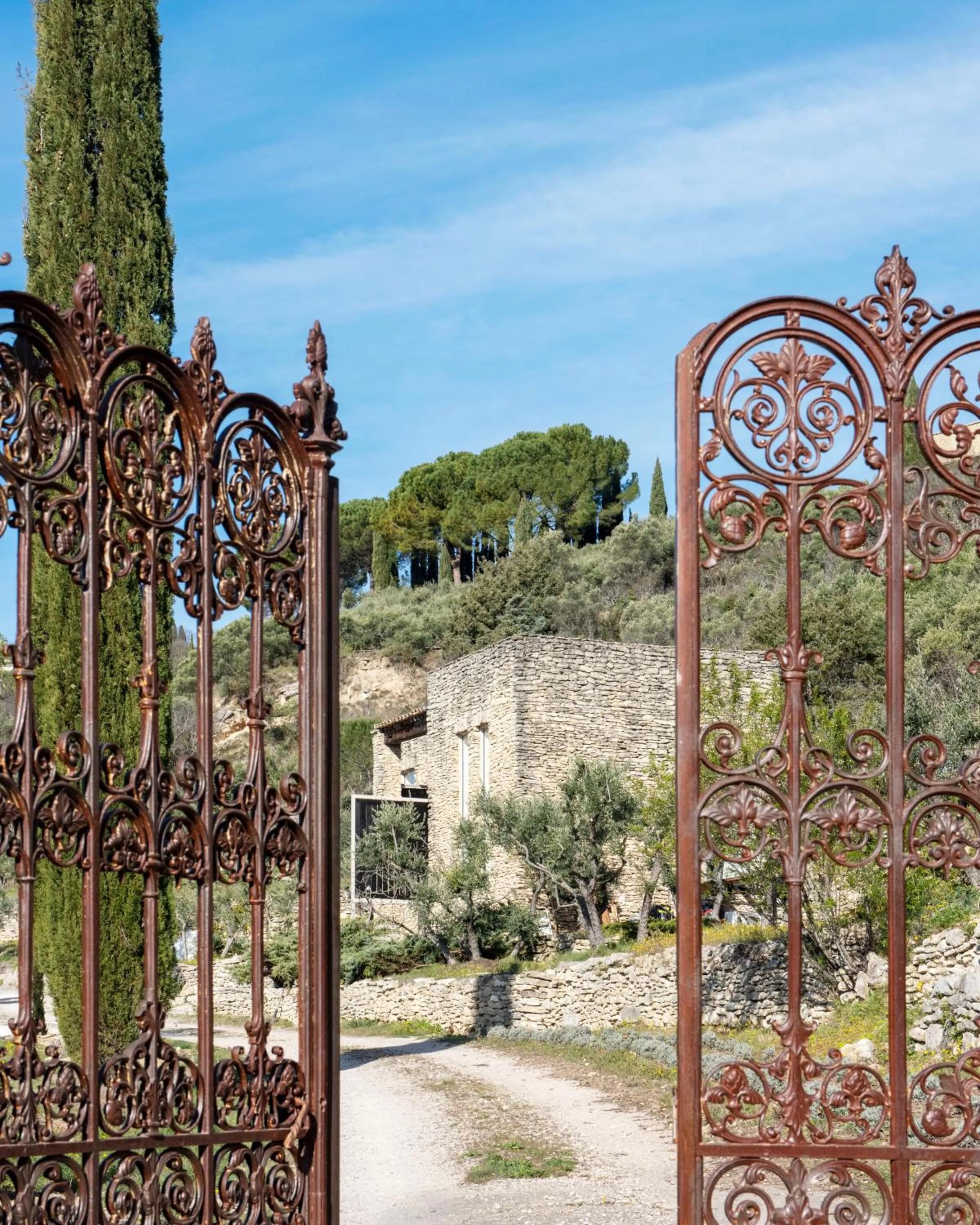 Facade/entrance in Les Milles Roches