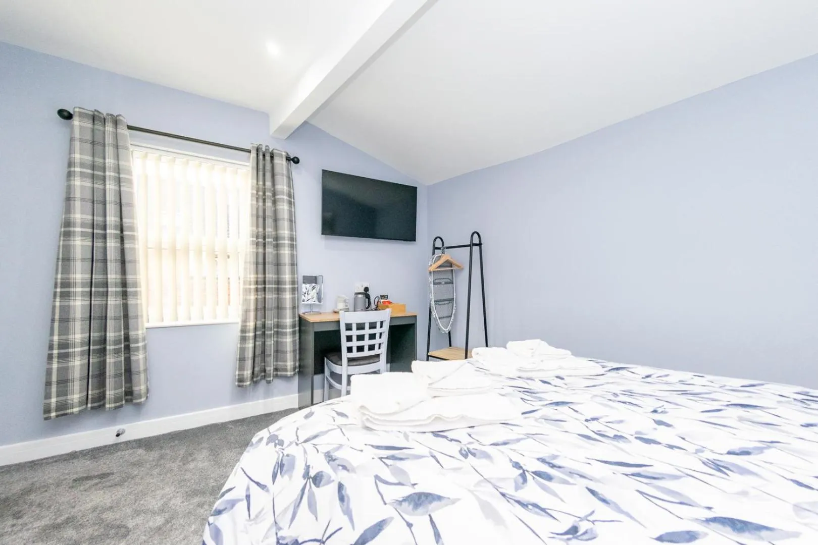 Bedroom, Bed in The Halfway House Inn