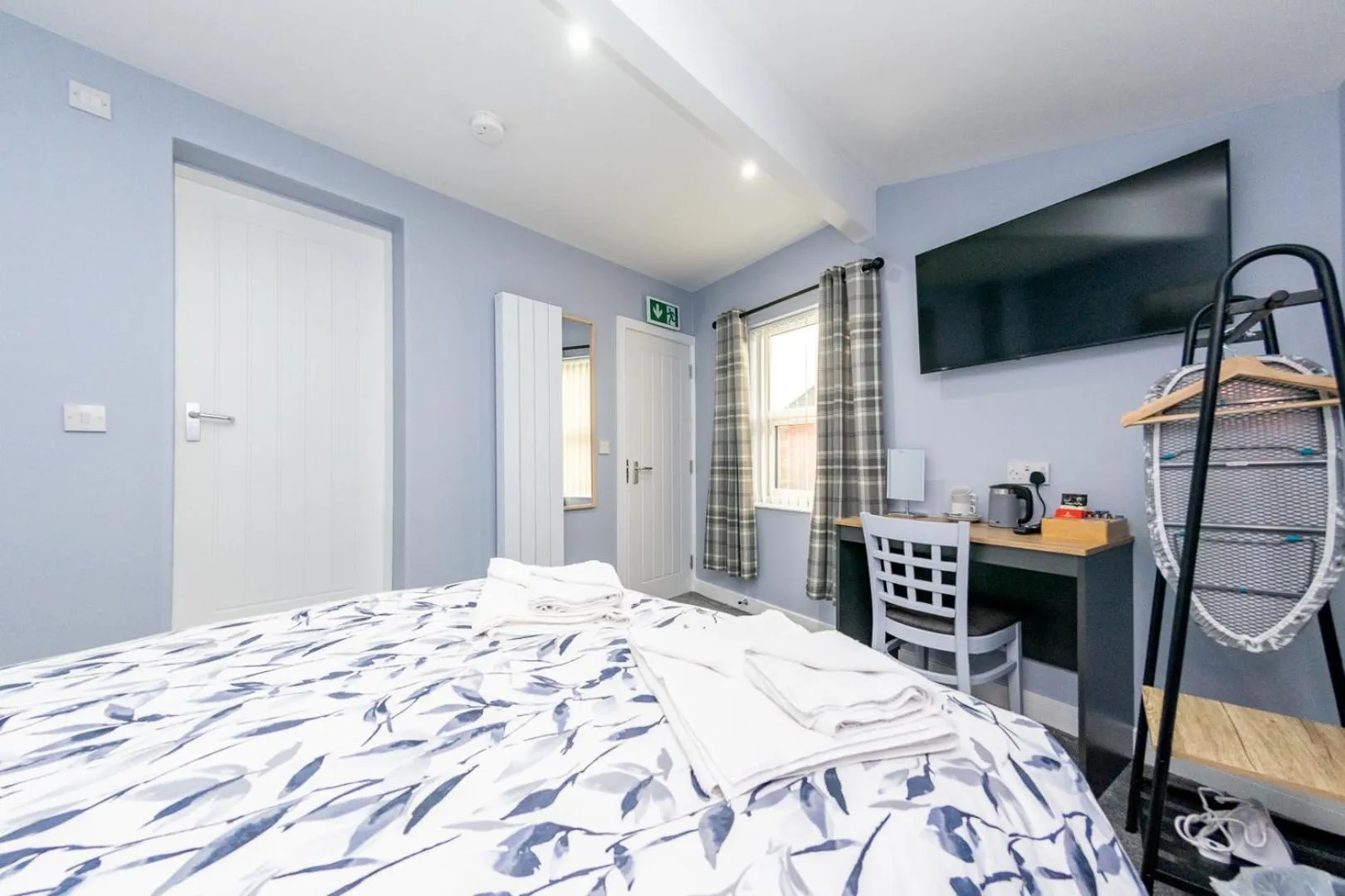 Bedroom, Bed in The Halfway House Inn