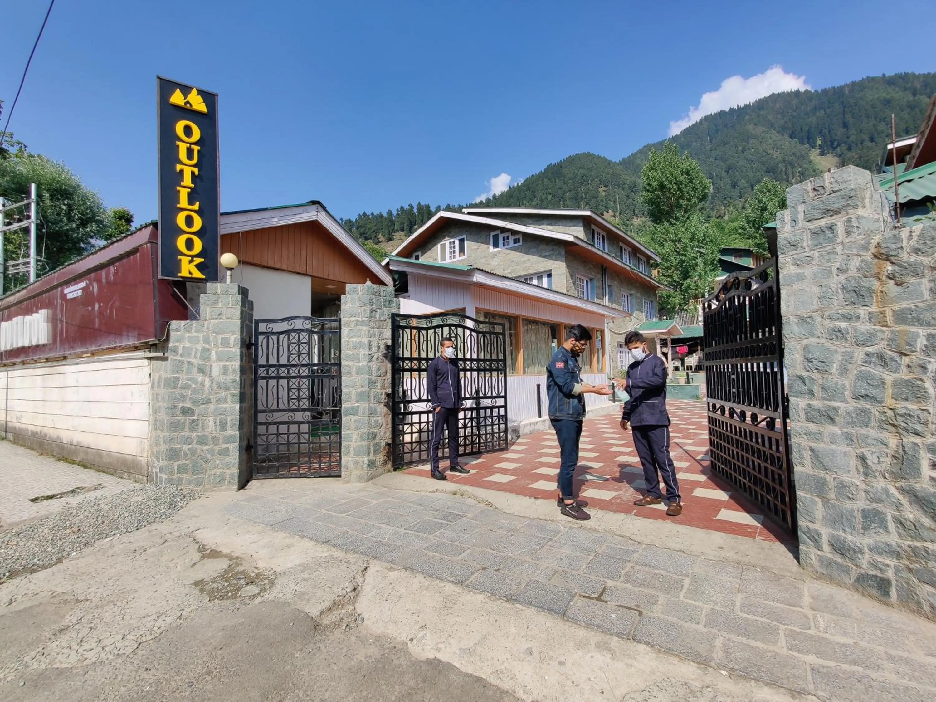 Facade/entrance in Hotel Outlook