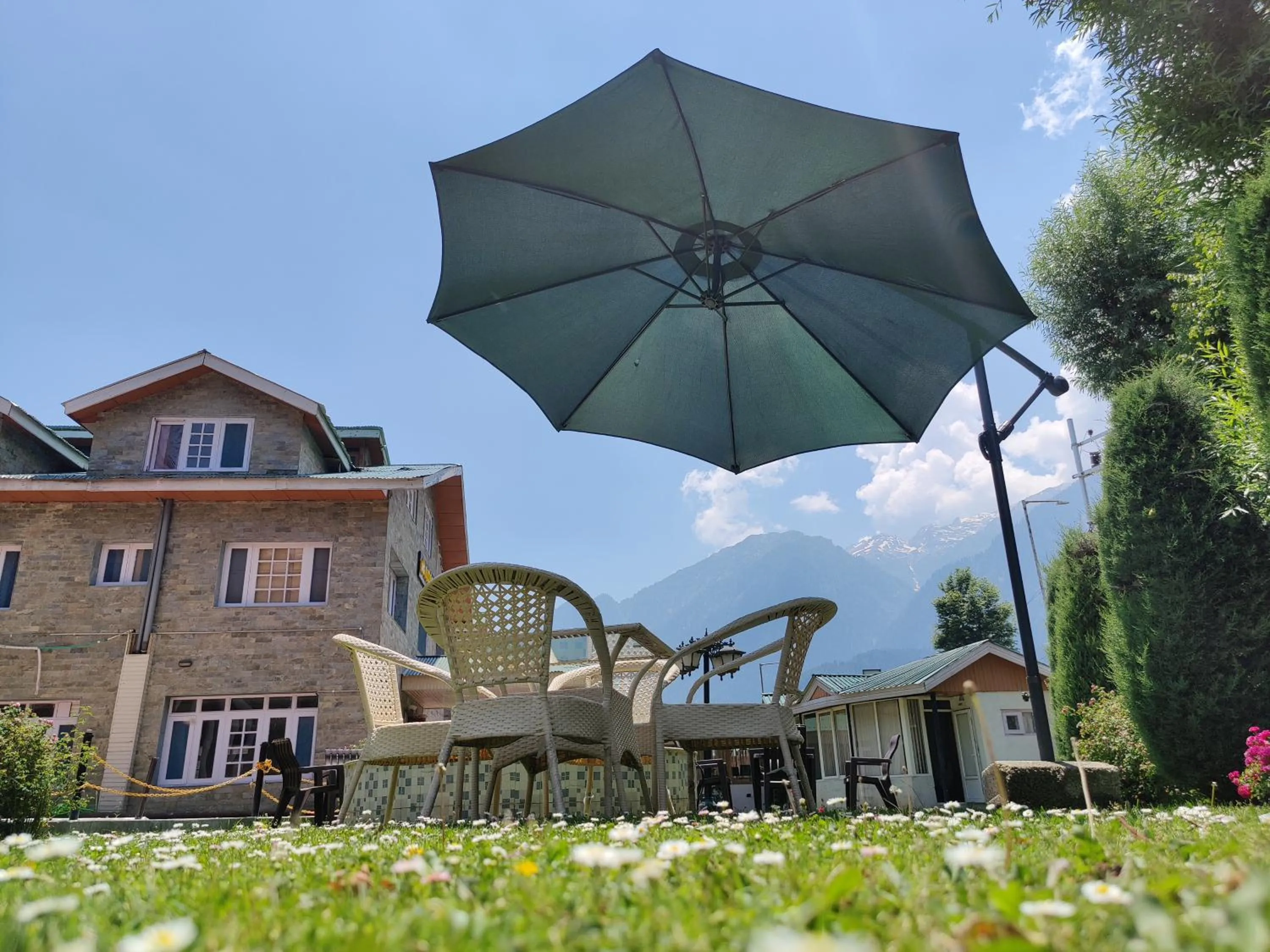 Restaurant/places to eat in Hotel Outlook