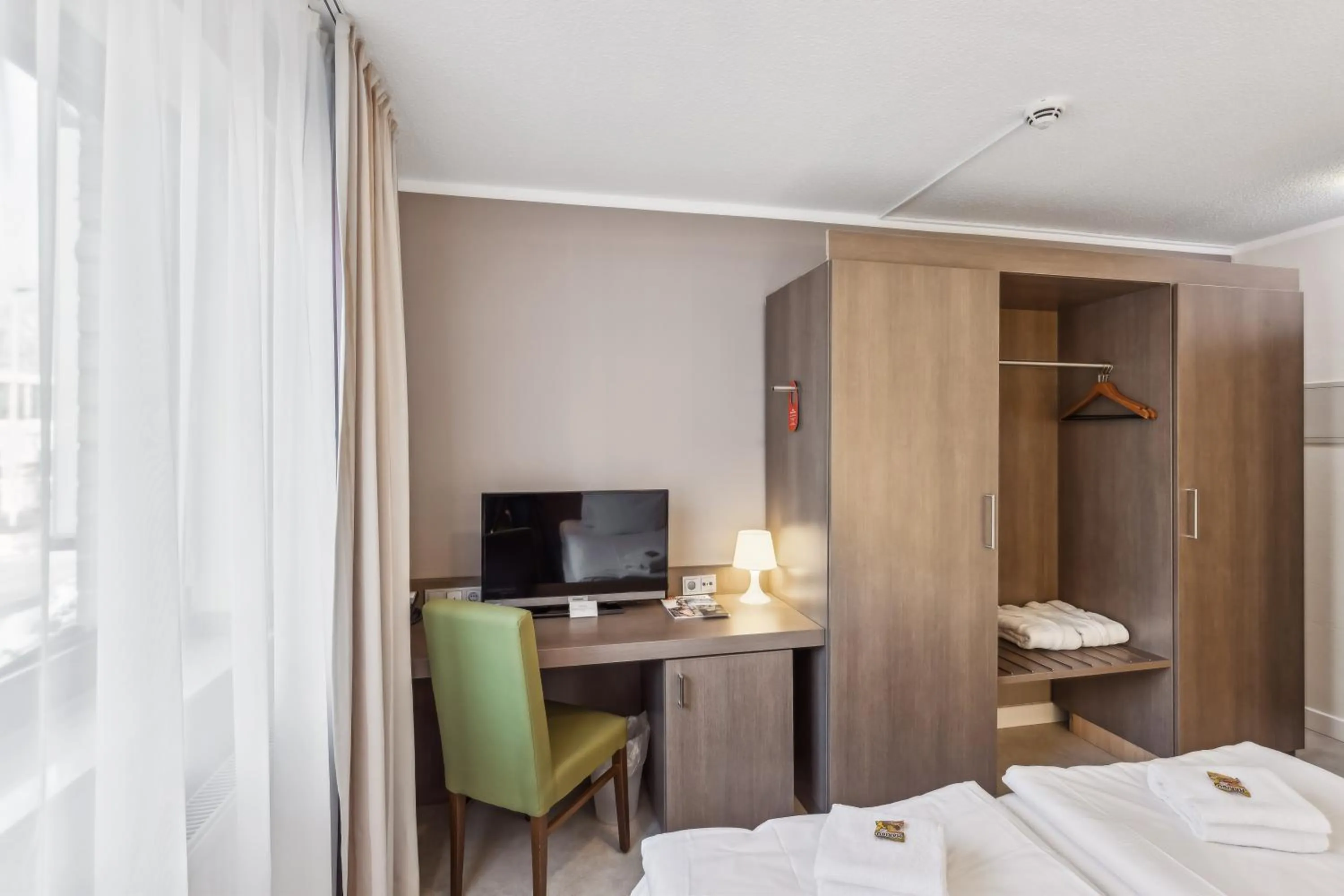 Bedroom, Bed in Cityhotel Amadeus