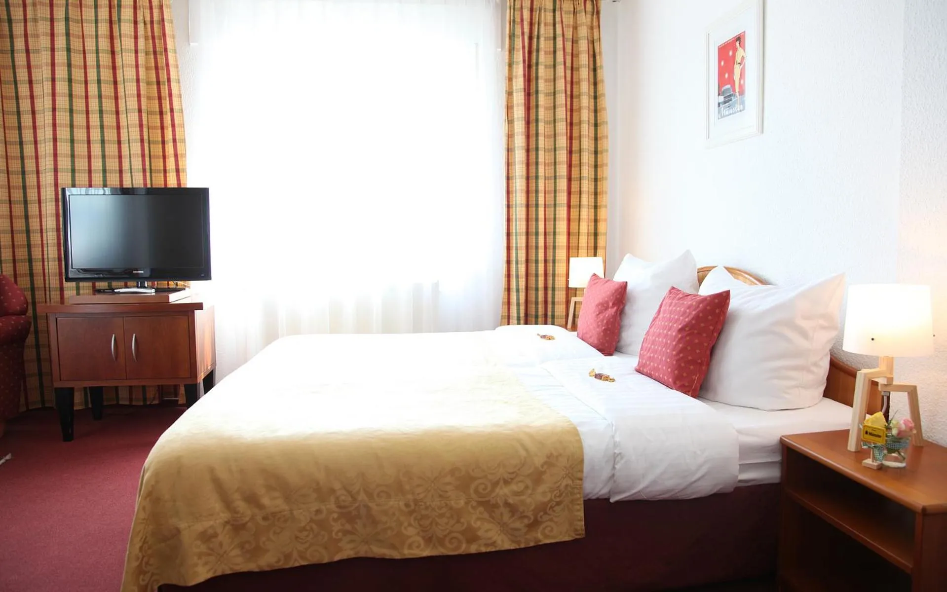 Photo of the whole room, Bed in Cityhotel Amadeus
