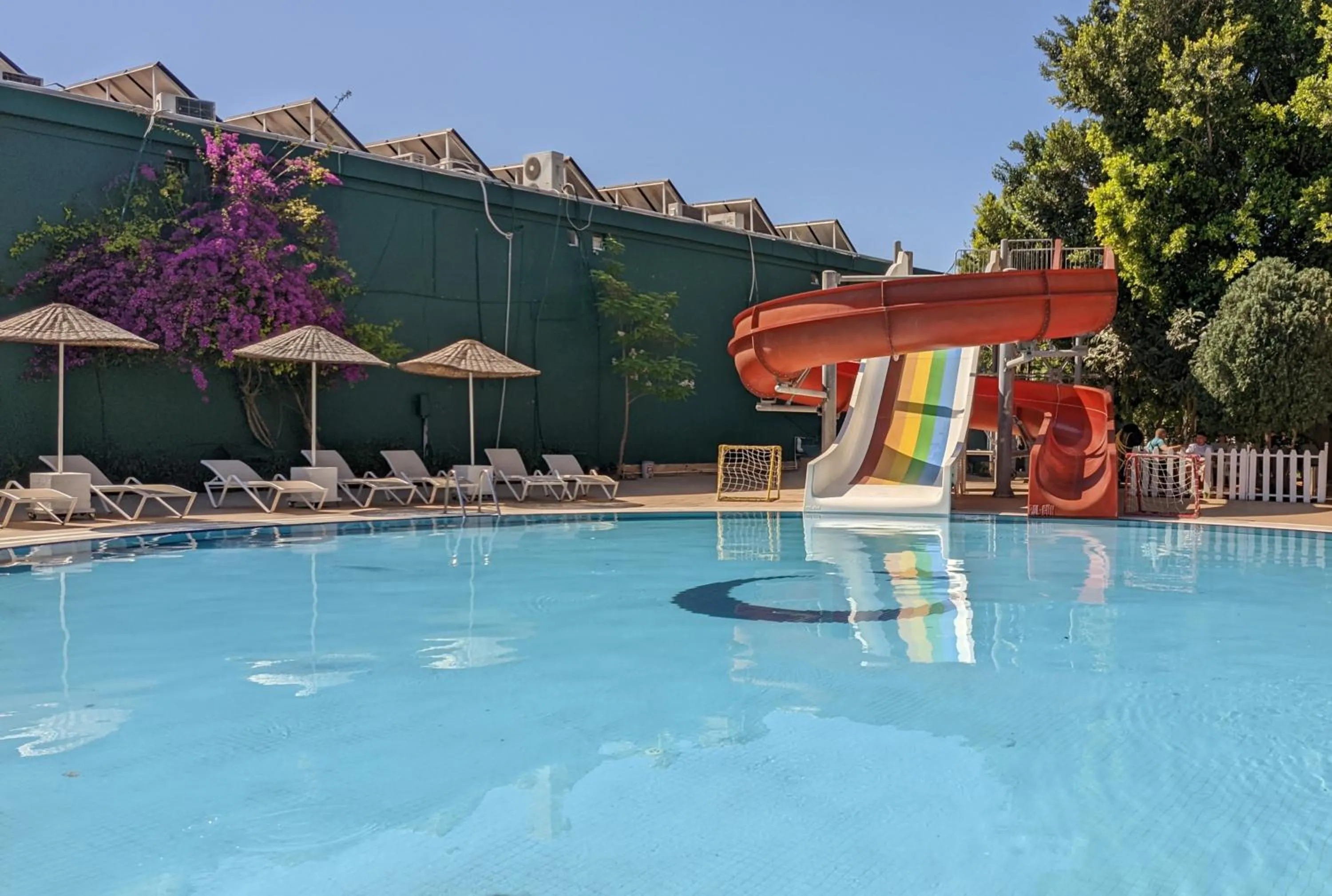 Pool view in UK Hotel Kiriş