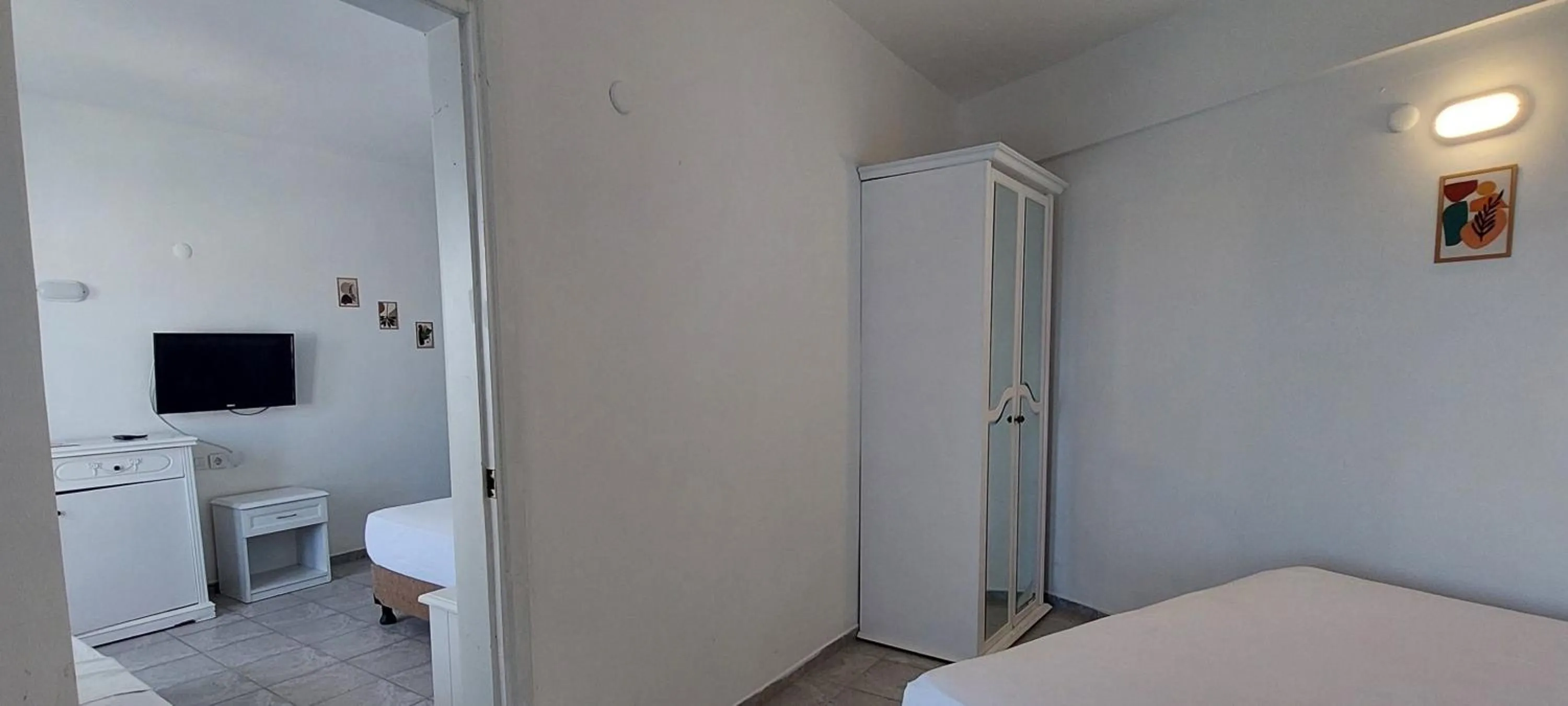 wardrobe, Bed in UK Hotel Kiriş