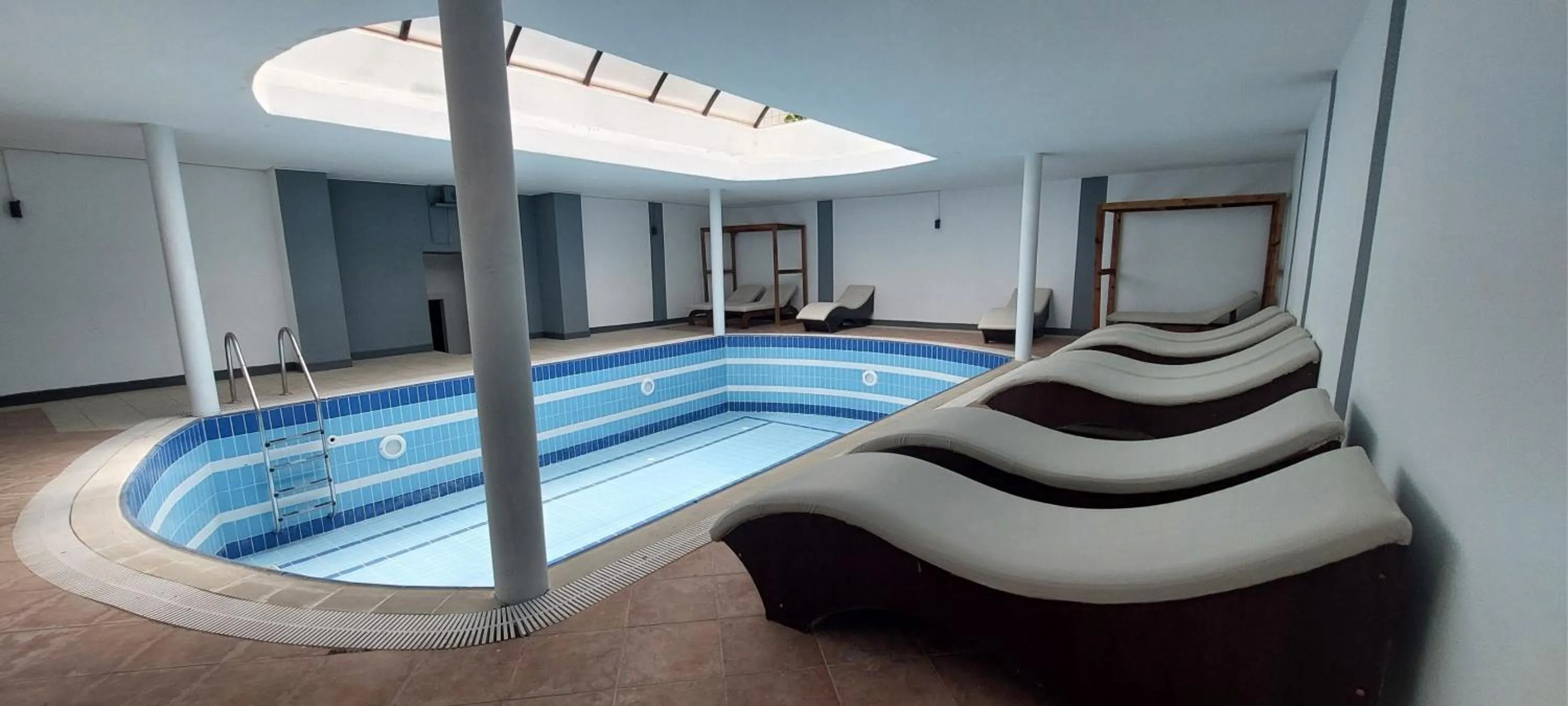 Swimming pool in UK Hotel Kiriş