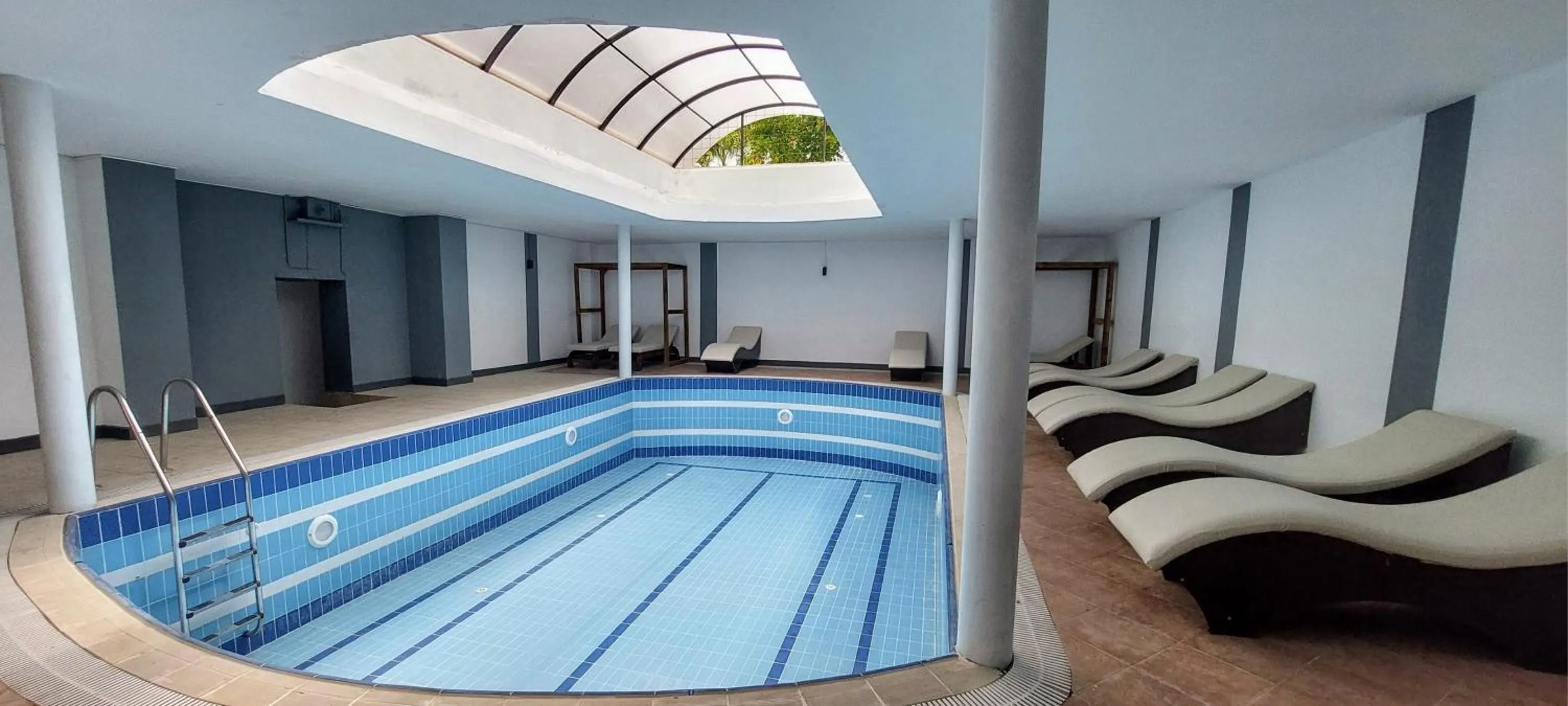 Swimming pool in UK Hotel Kiriş