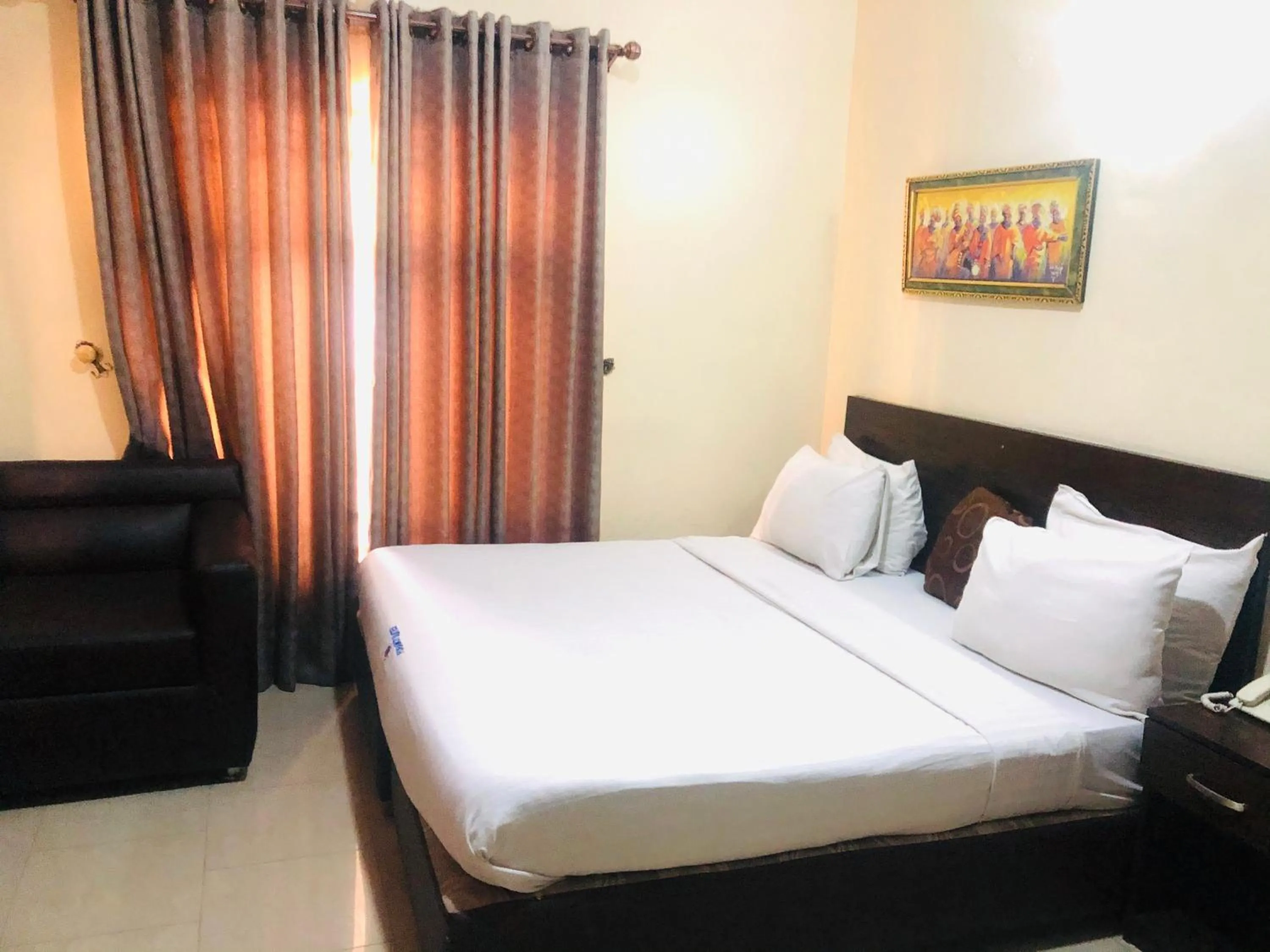 Bed in Mayors & Diplomats Suites Opebi