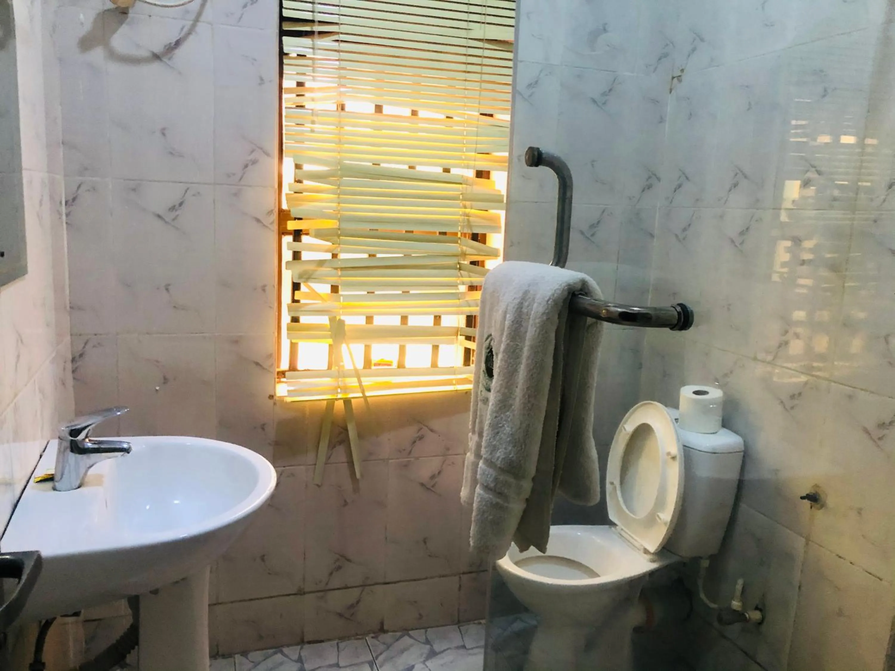 Toilet in Mayors & Diplomats Suites Opebi