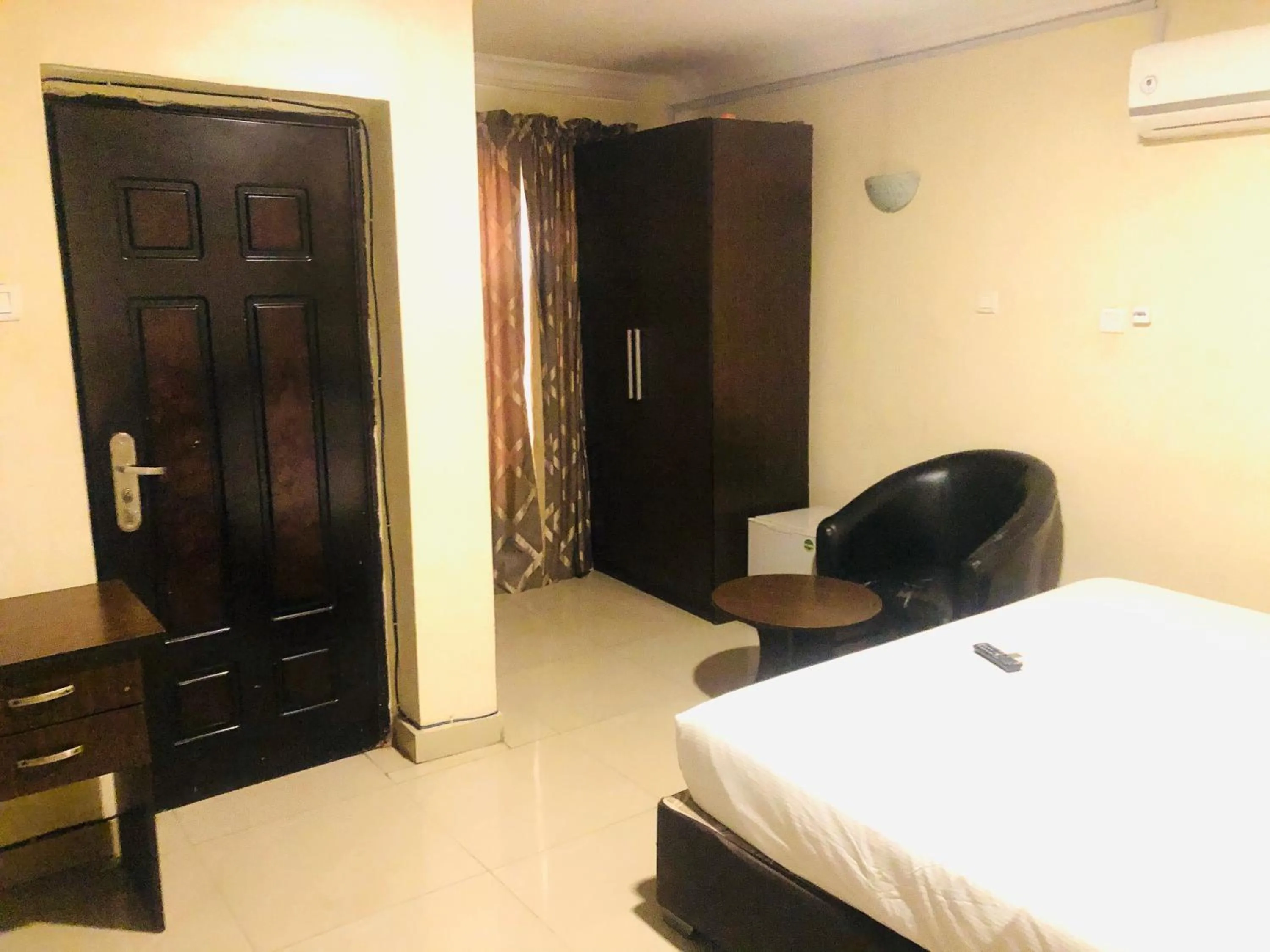 Seating area, Bed in Mayors & Diplomats Suites Opebi