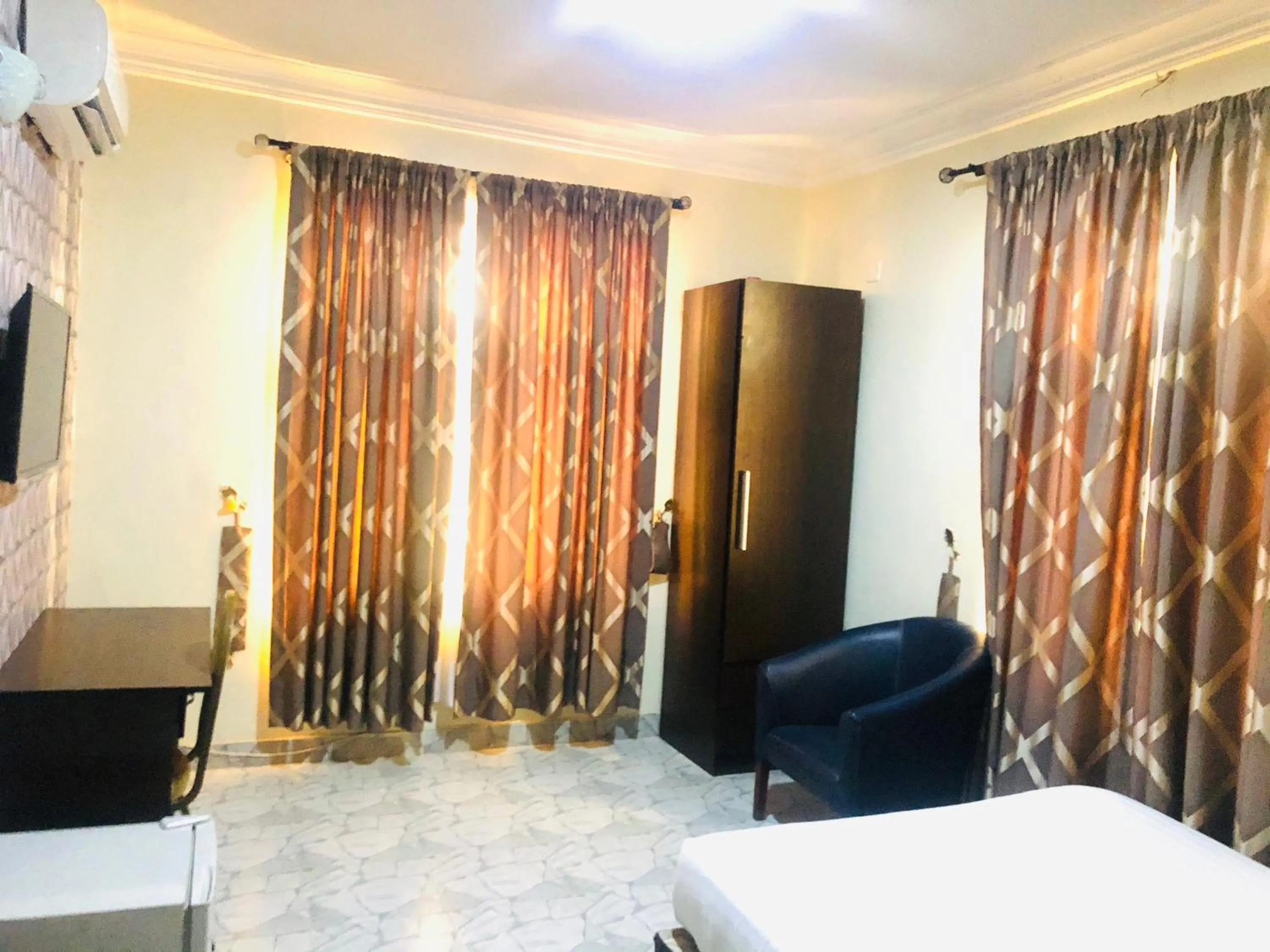 Seating area, Bed in Mayors & Diplomats Suites Opebi