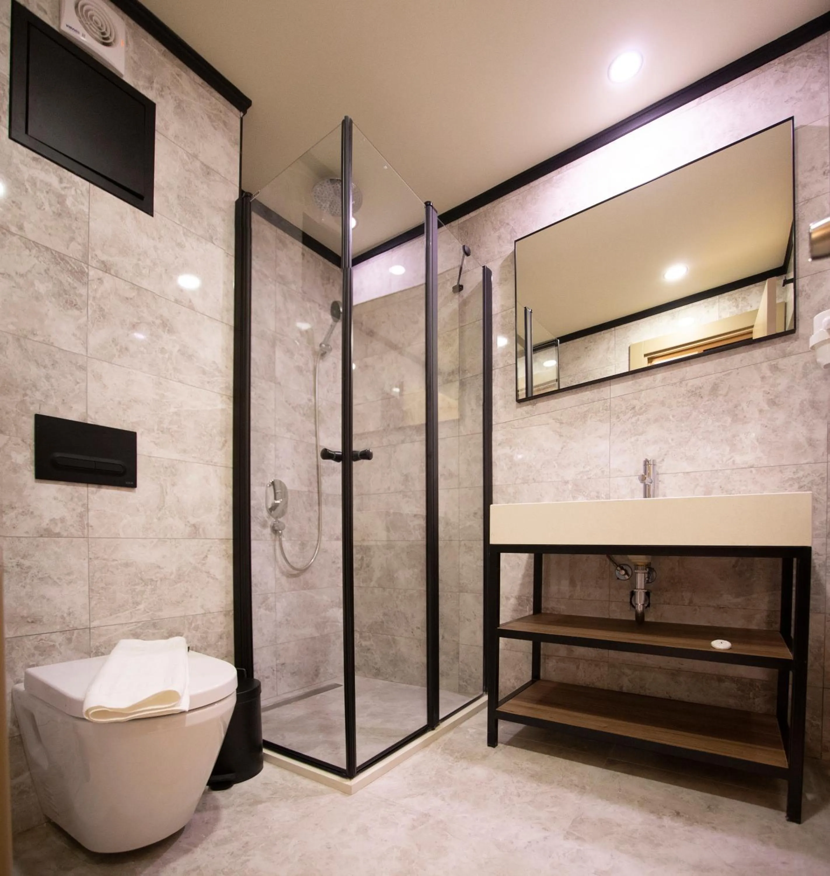 Shower in Beşiktaş Serenity Hotel