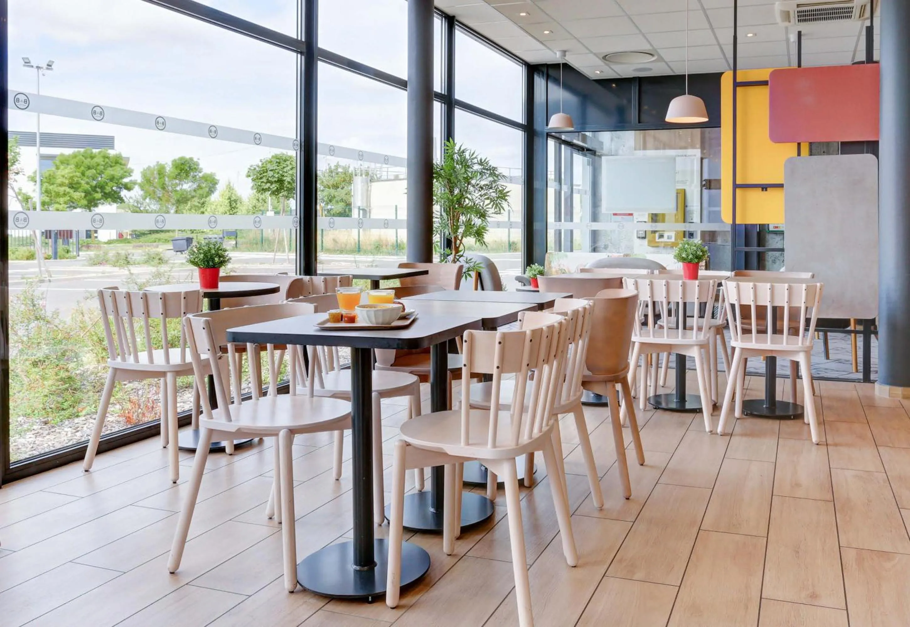 Restaurant/places to eat in B&B HOTEL Reims Croix Blandin