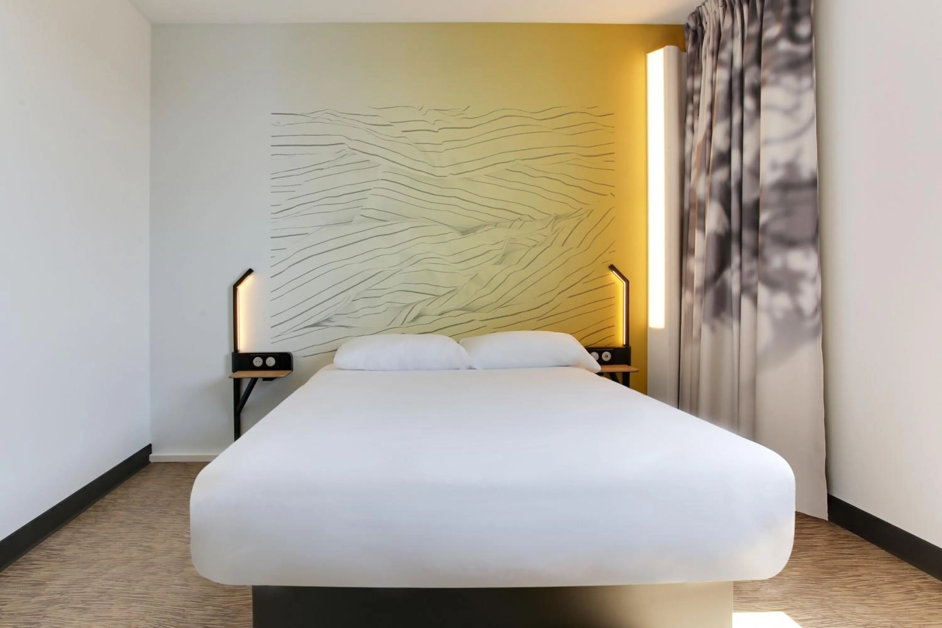 Bedroom, Bed in B&B HOTEL Reims Croix Blandin