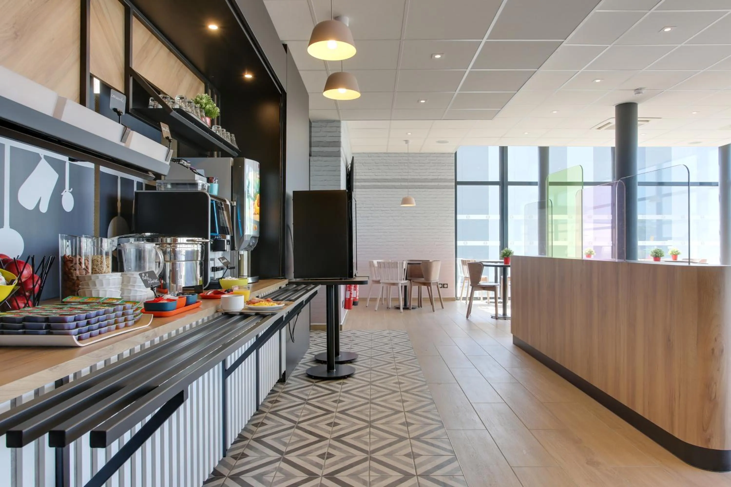 Buffet breakfast in B&B HOTEL Reims Croix Blandin