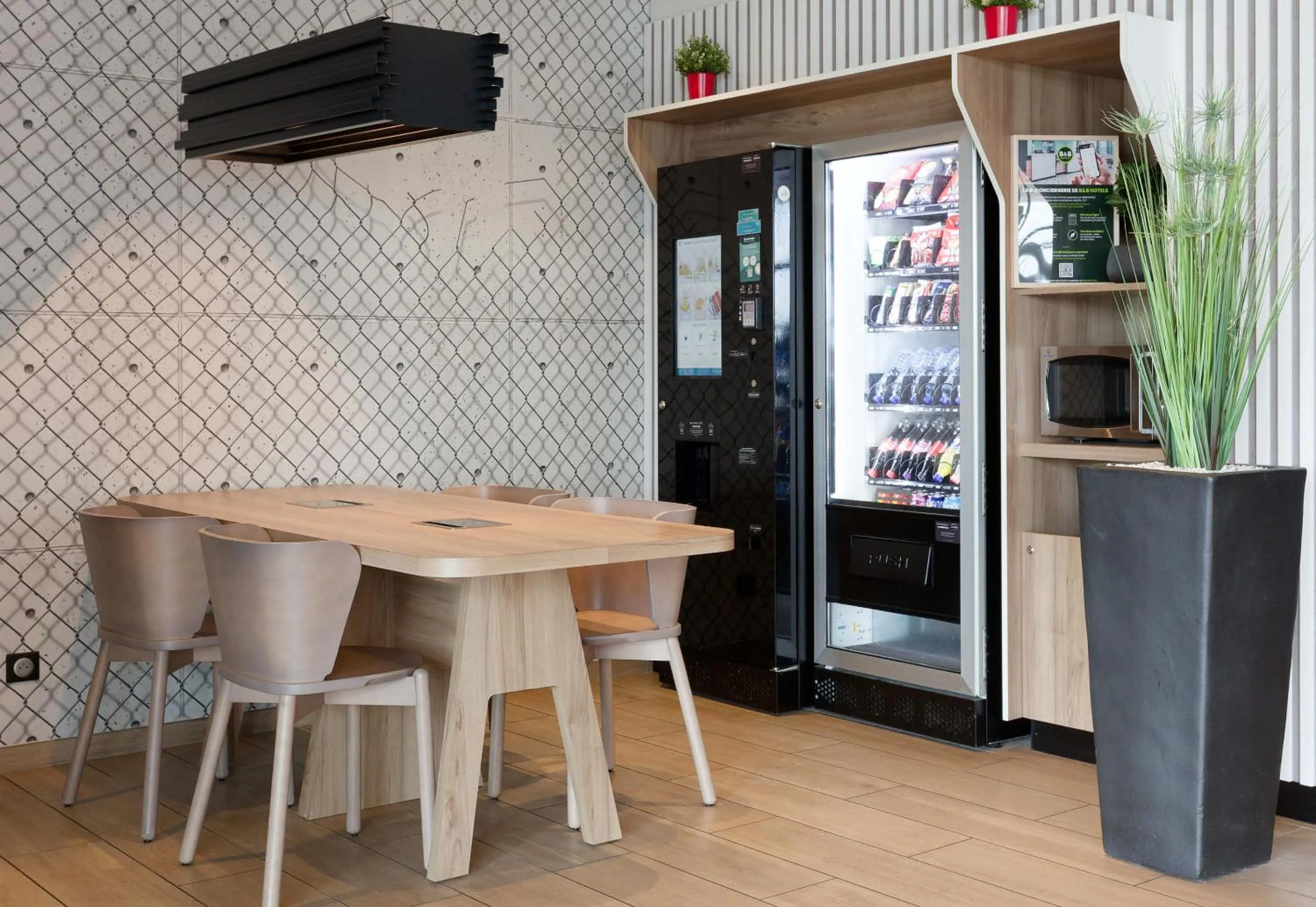 vending machine in B&B HOTEL Reims Croix Blandin