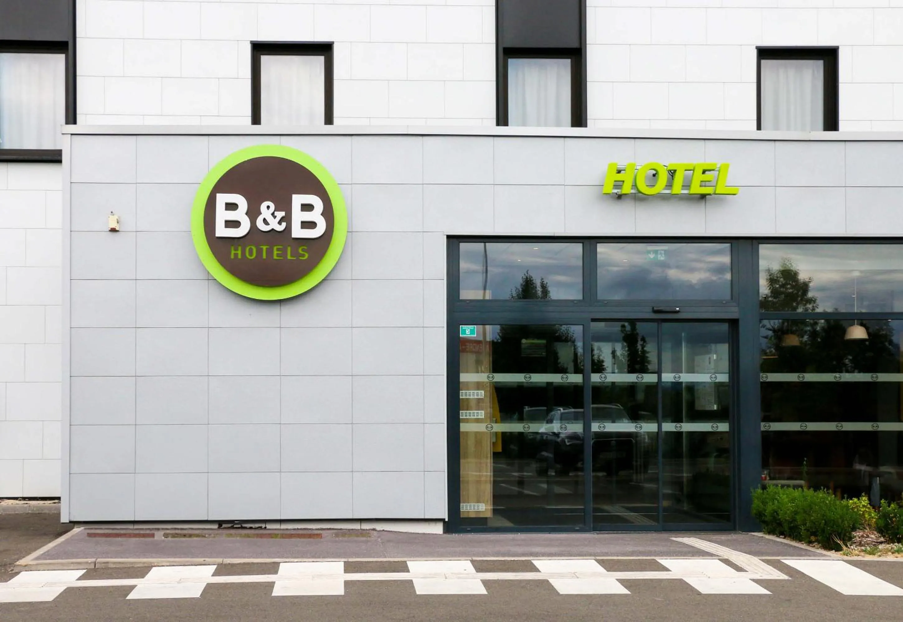 Facade/entrance in B&B HOTEL Reims Croix Blandin