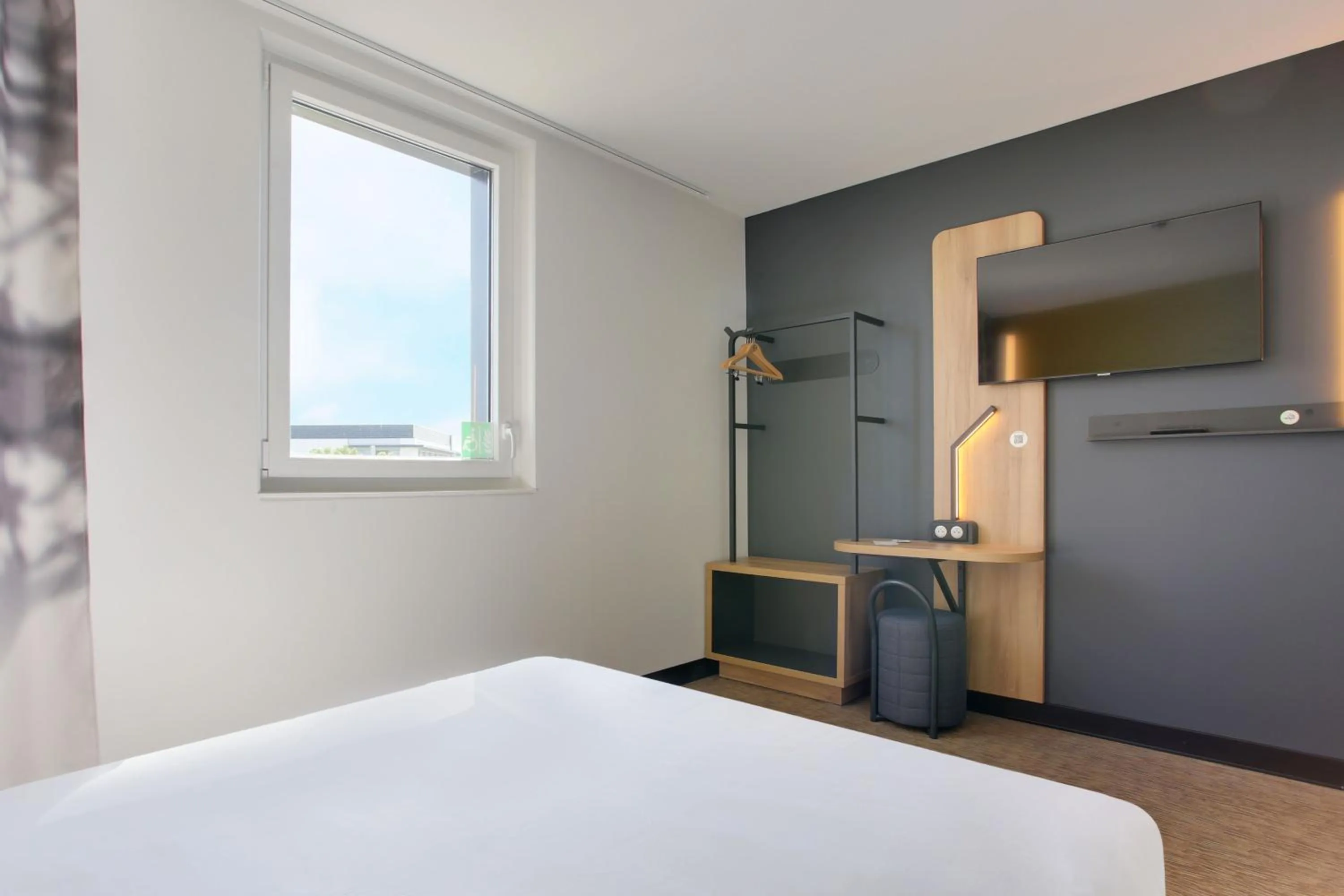 Bedroom, Bed in B&B HOTEL Reims Croix Blandin