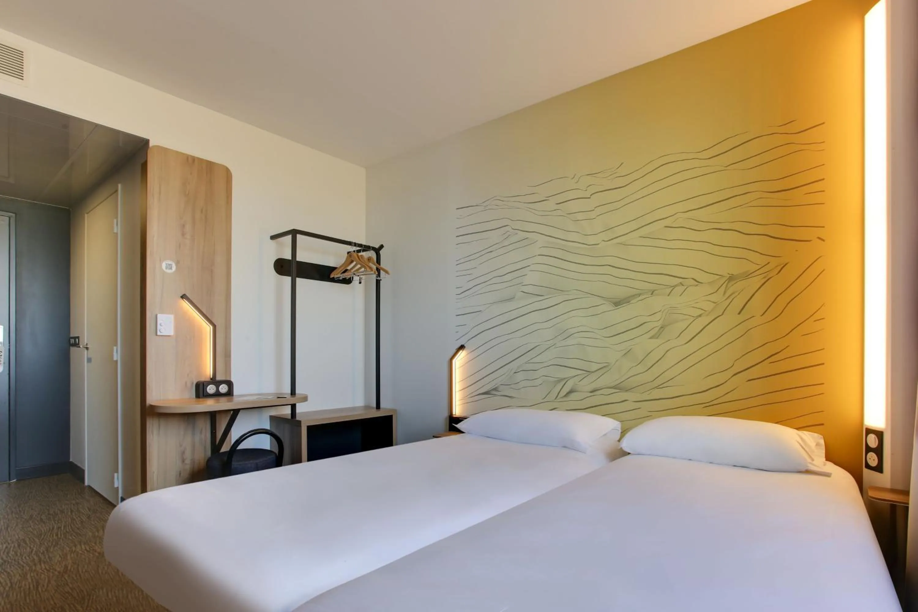 Bedroom, Bed in B&B HOTEL Reims Croix Blandin