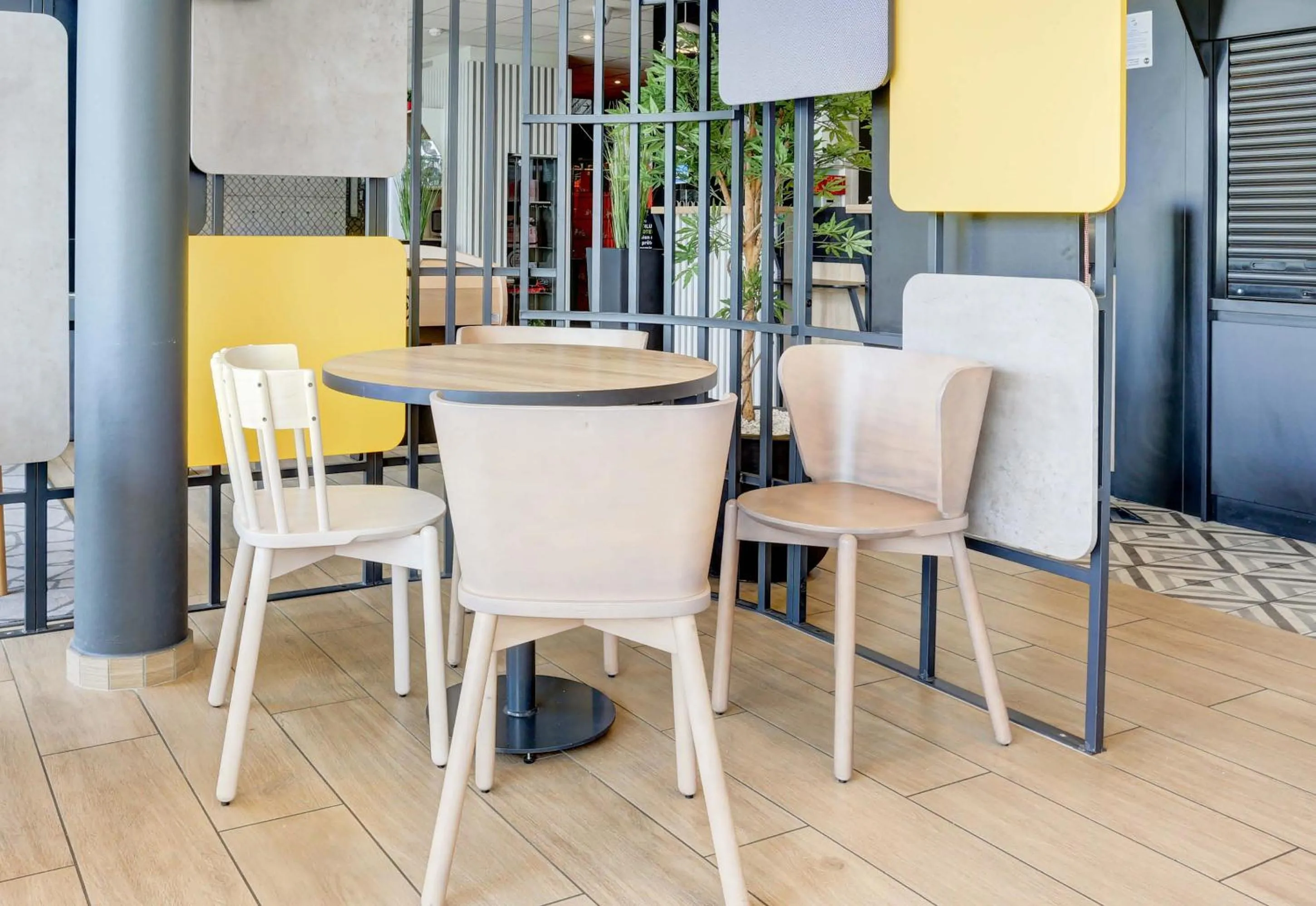 Restaurant/places to eat in B&B HOTEL Reims Croix Blandin