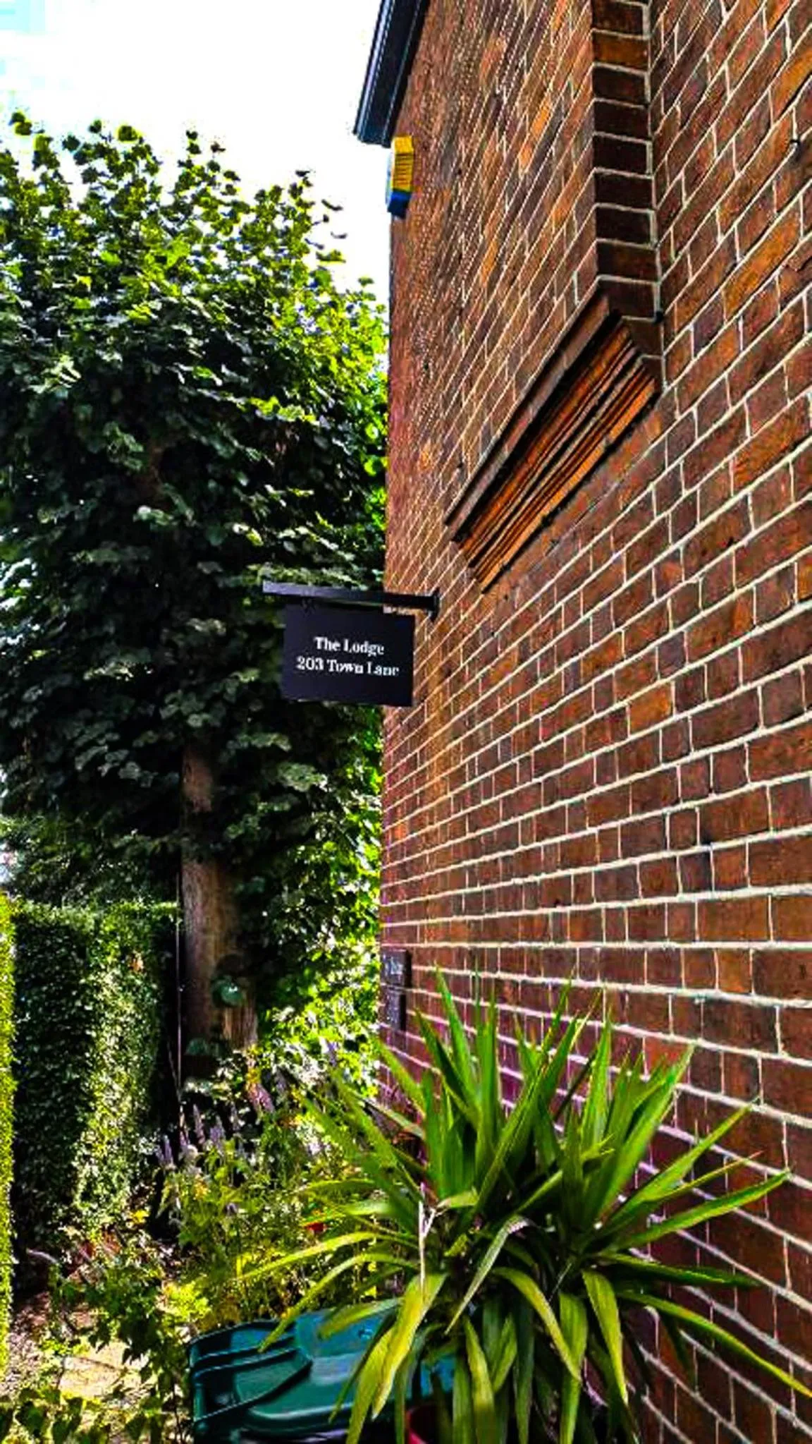 Logo/Certificate/Sign in The Lodge Stanwell