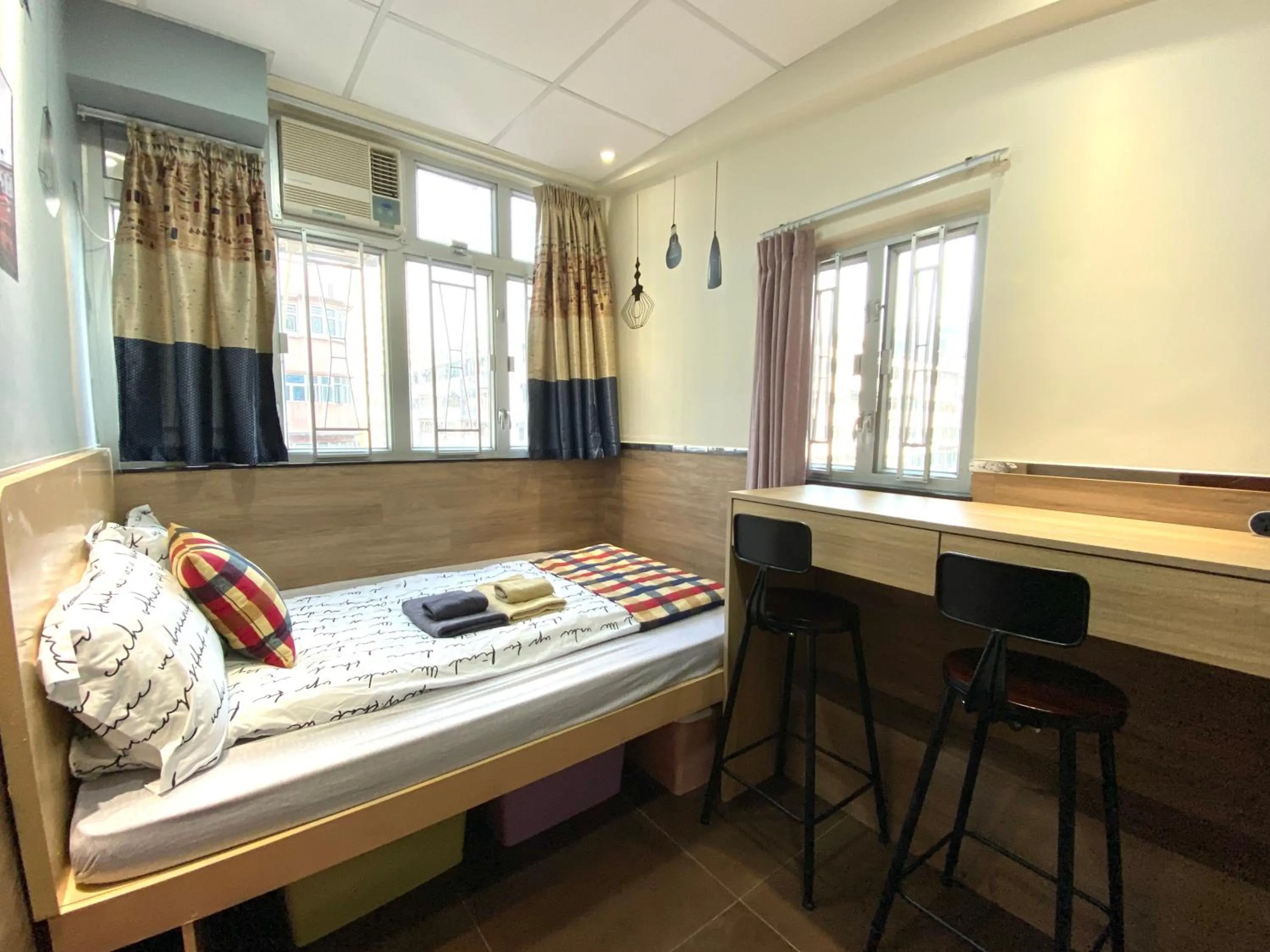 Bed in Royal Paris Guest House 皇家巴黎賓館