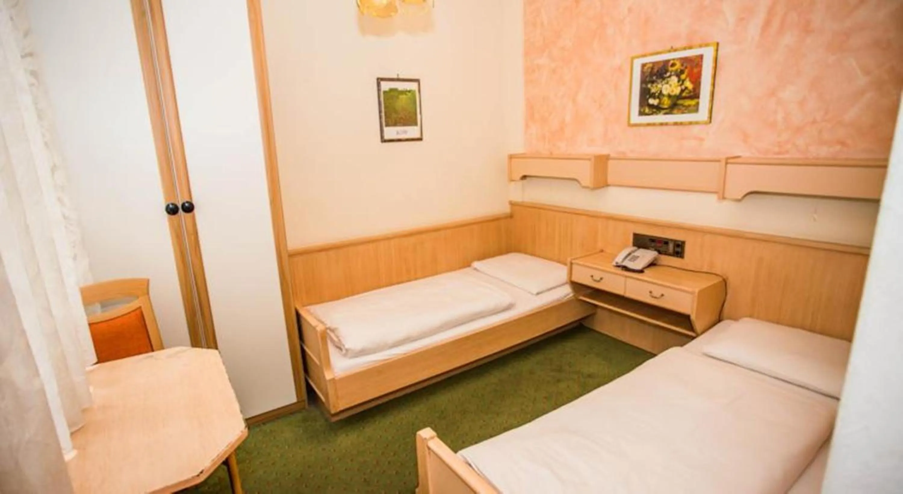 Photo of the whole room, Bed in Hotel Hadrigan