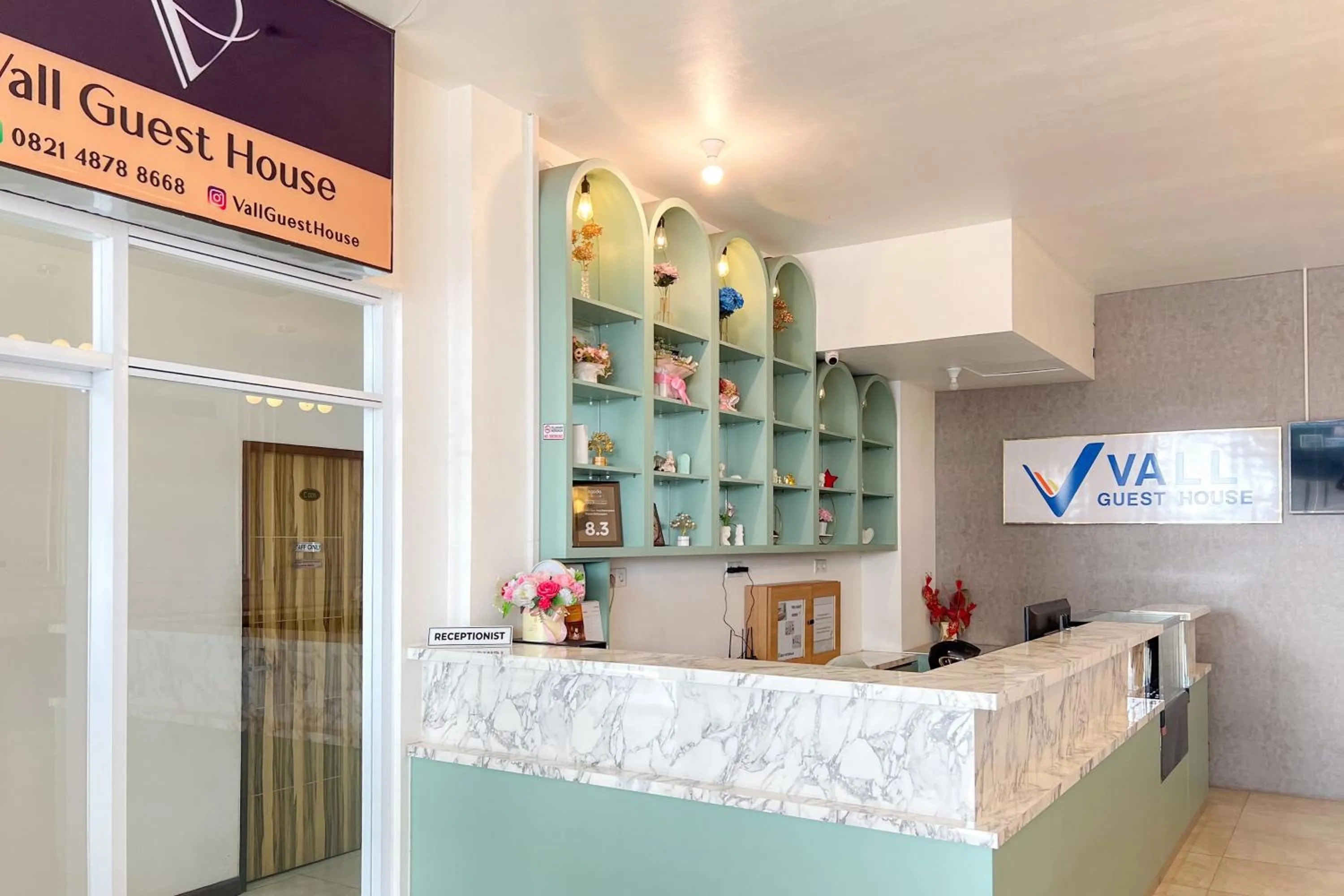 Lobby or reception in RedDoorz at Vall Guest House Balikpapan