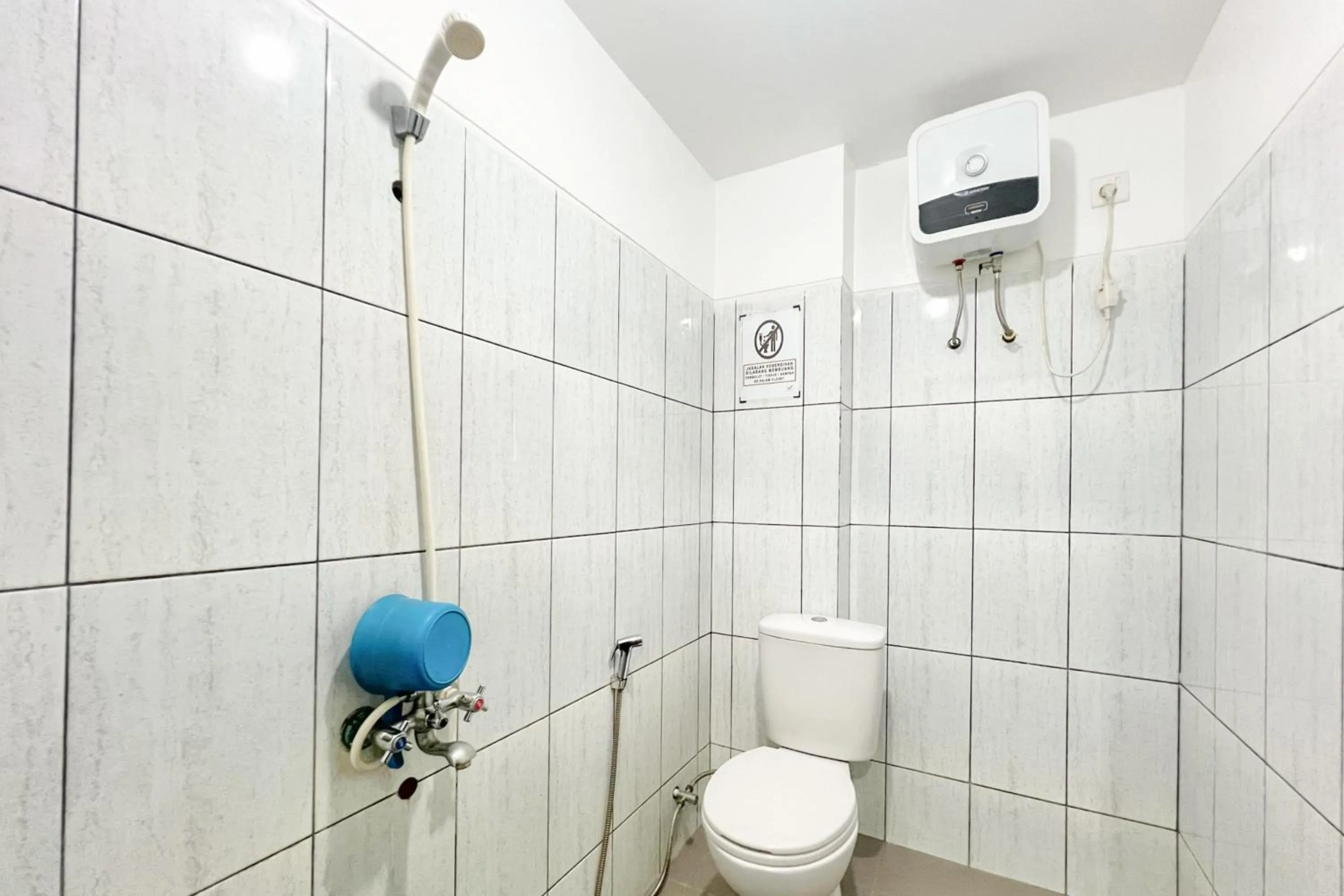 Bathroom in RedDoorz at Vall Guest House Balikpapan