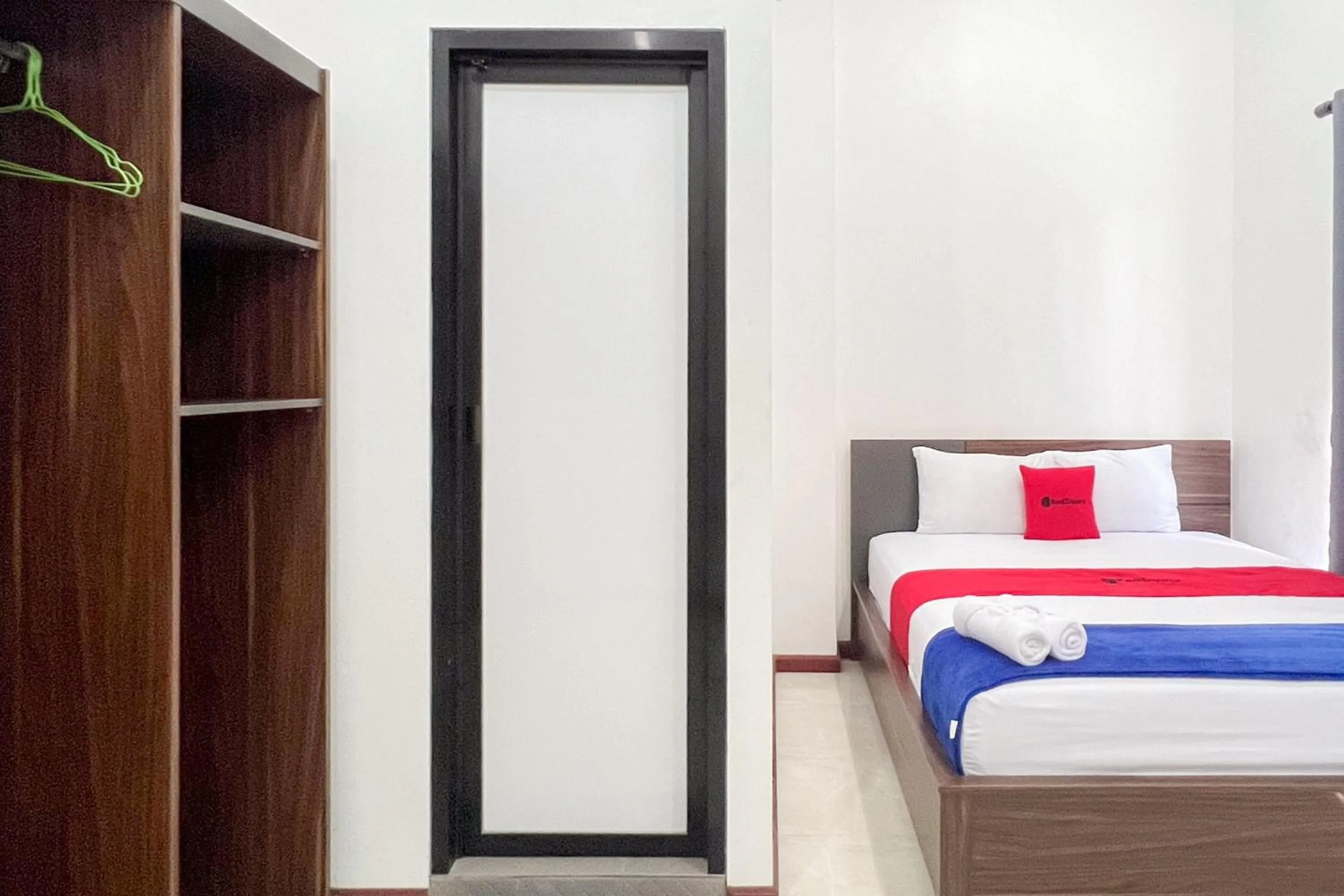 Bedroom, Bed in RedDoorz at Vall Guest House Balikpapan
