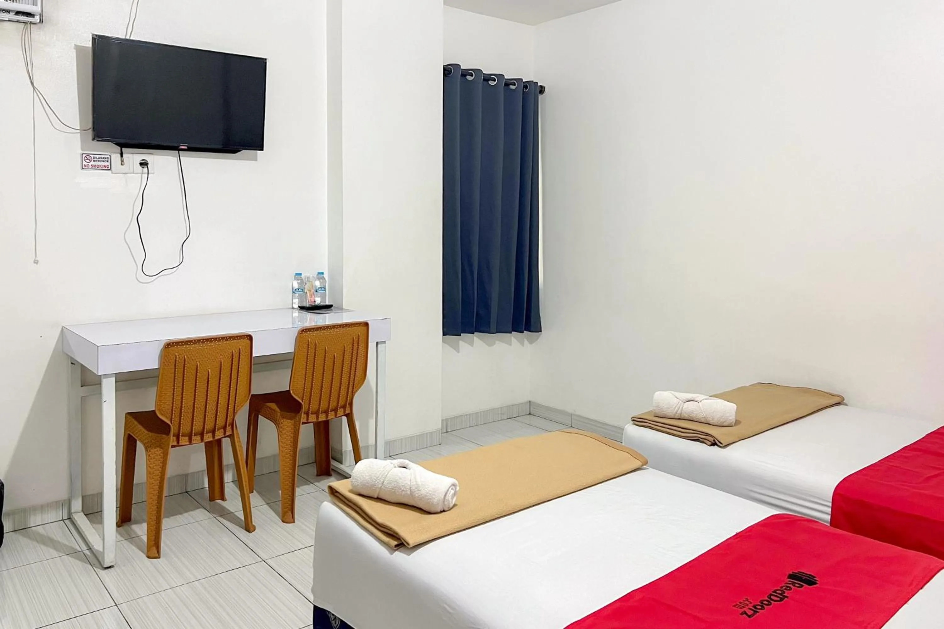 Bedroom, Bed in RedDoorz at Vall Guest House Balikpapan